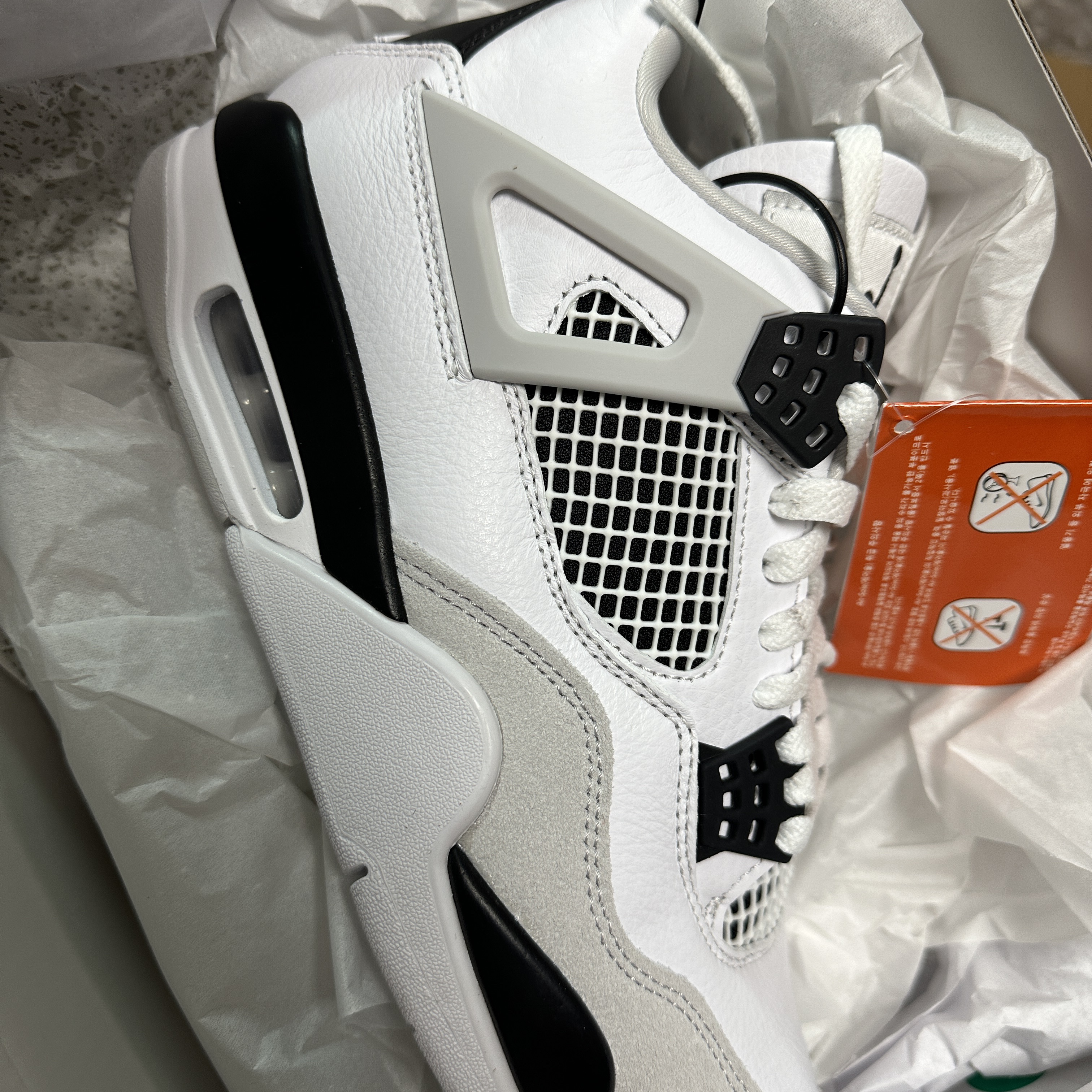 Jordan 4 Retro White and Black 착용 스타일
