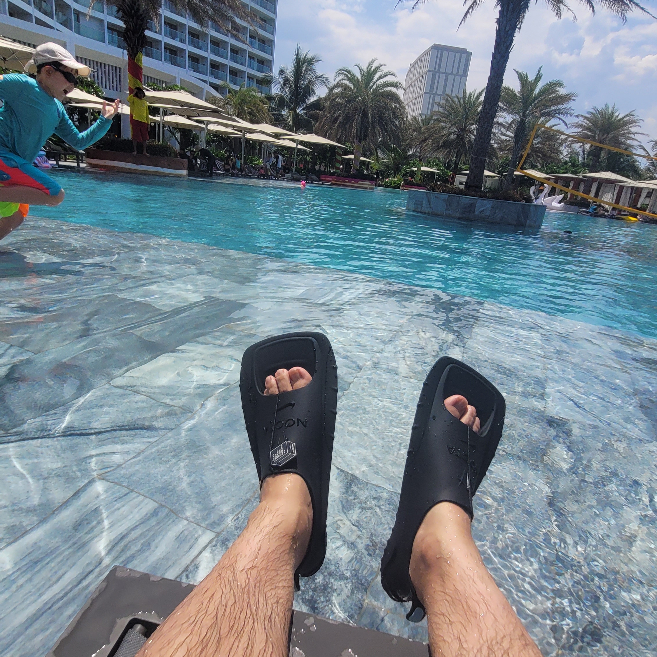 Nike x Drake Nocta Swim Fins Black, Nike x Drake Nocta Shorts Sequoia (DR2628-355) 착용 스타일