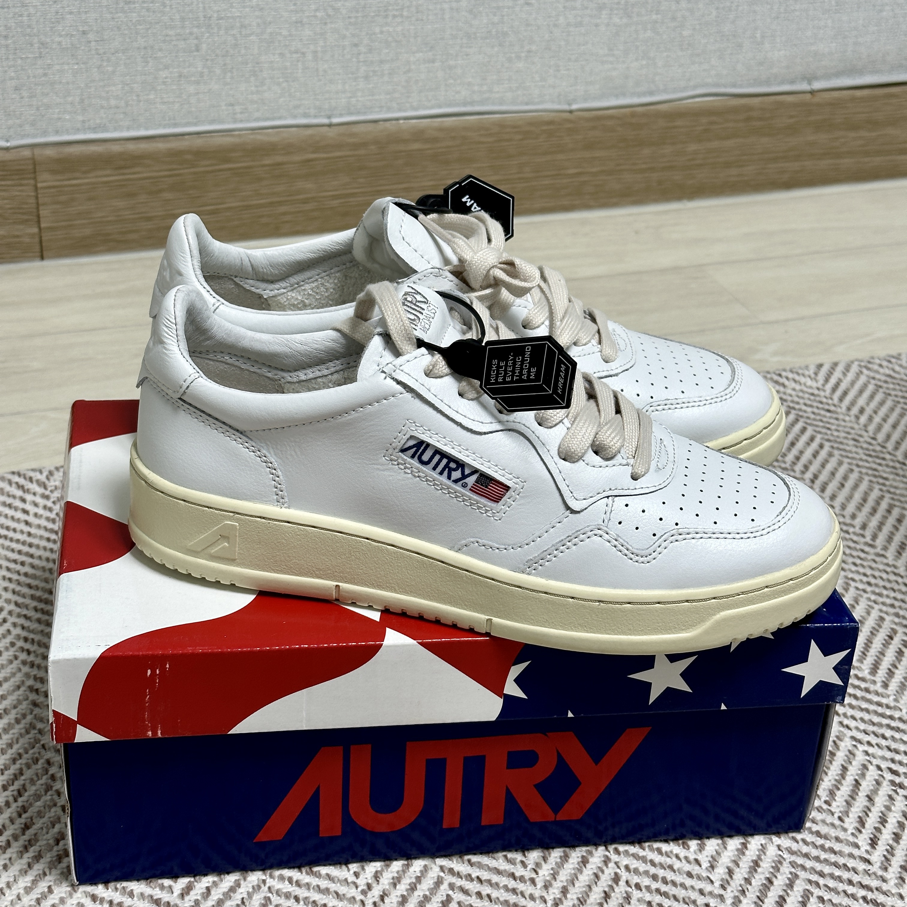 Autry Medalist Low Leather Sneakers White 착용 스타일