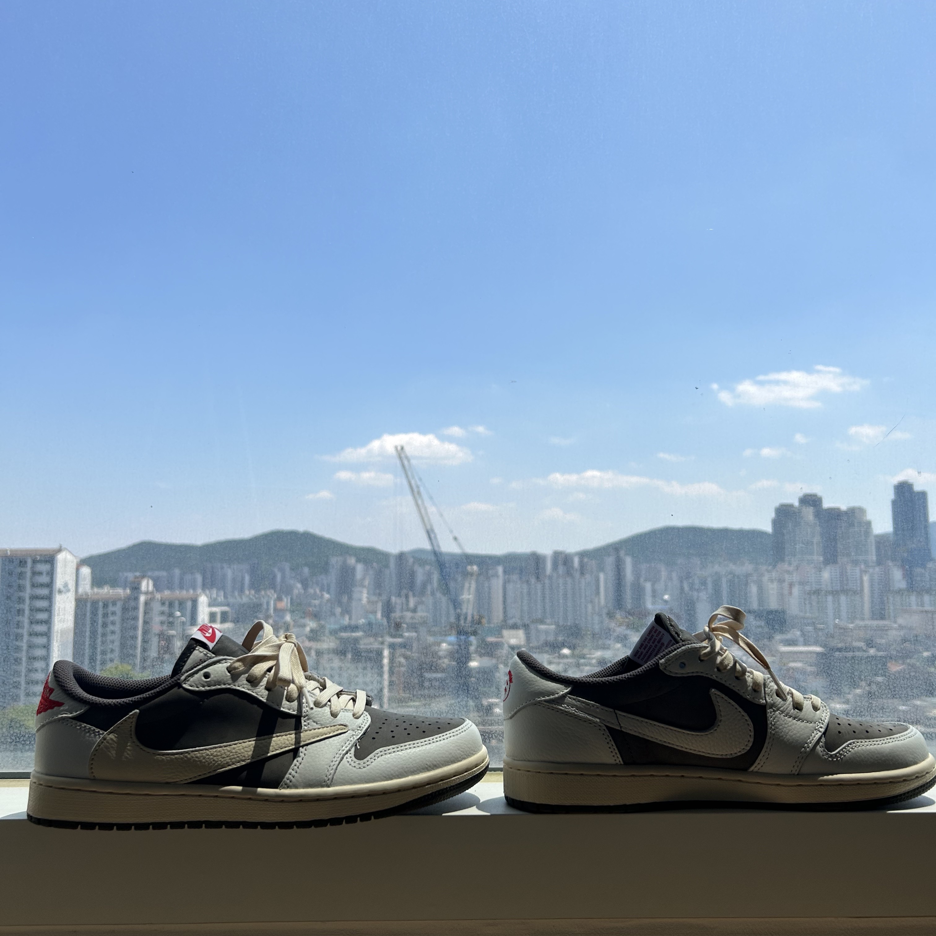 Jordan 1 x Travis Scott Retro Low OG SP Sail and Ridgerock 착용 스타일
