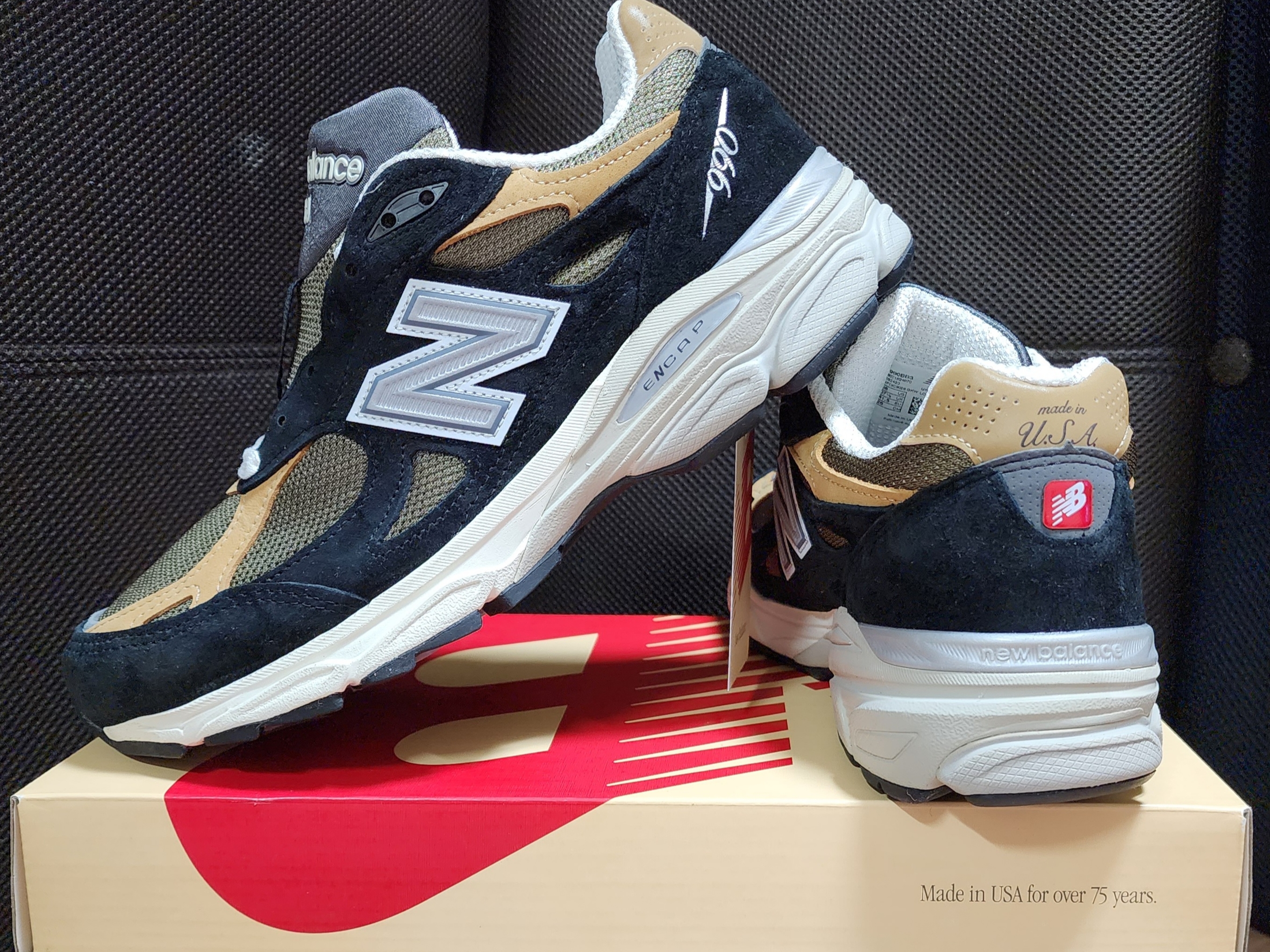 New Balance 990v3 Made in USA Black Tan 착용 스타일 - 2