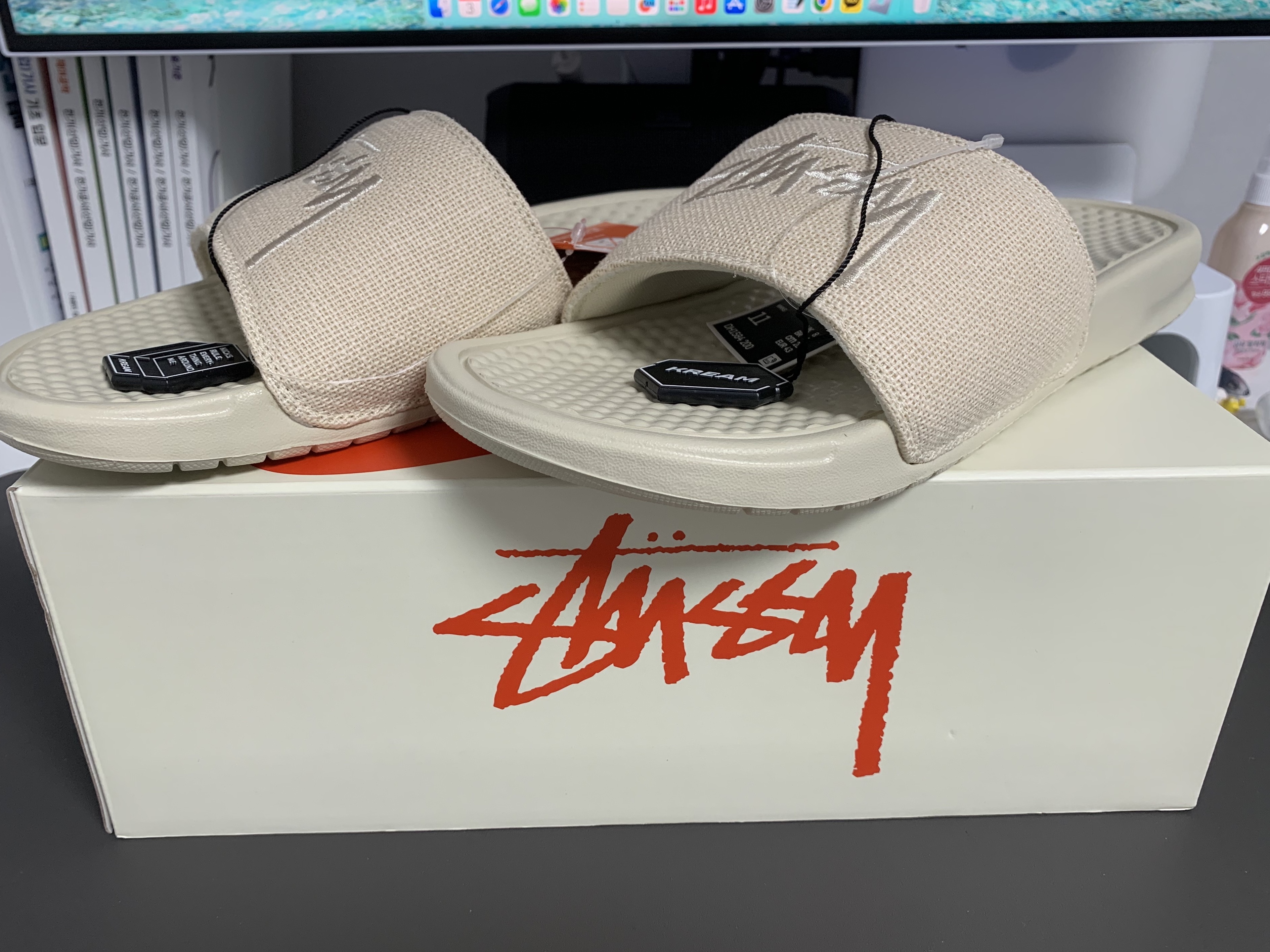 Nike x Stussy Benassi Hemp Slide Fossil Stone 착용 스타일 - 2
