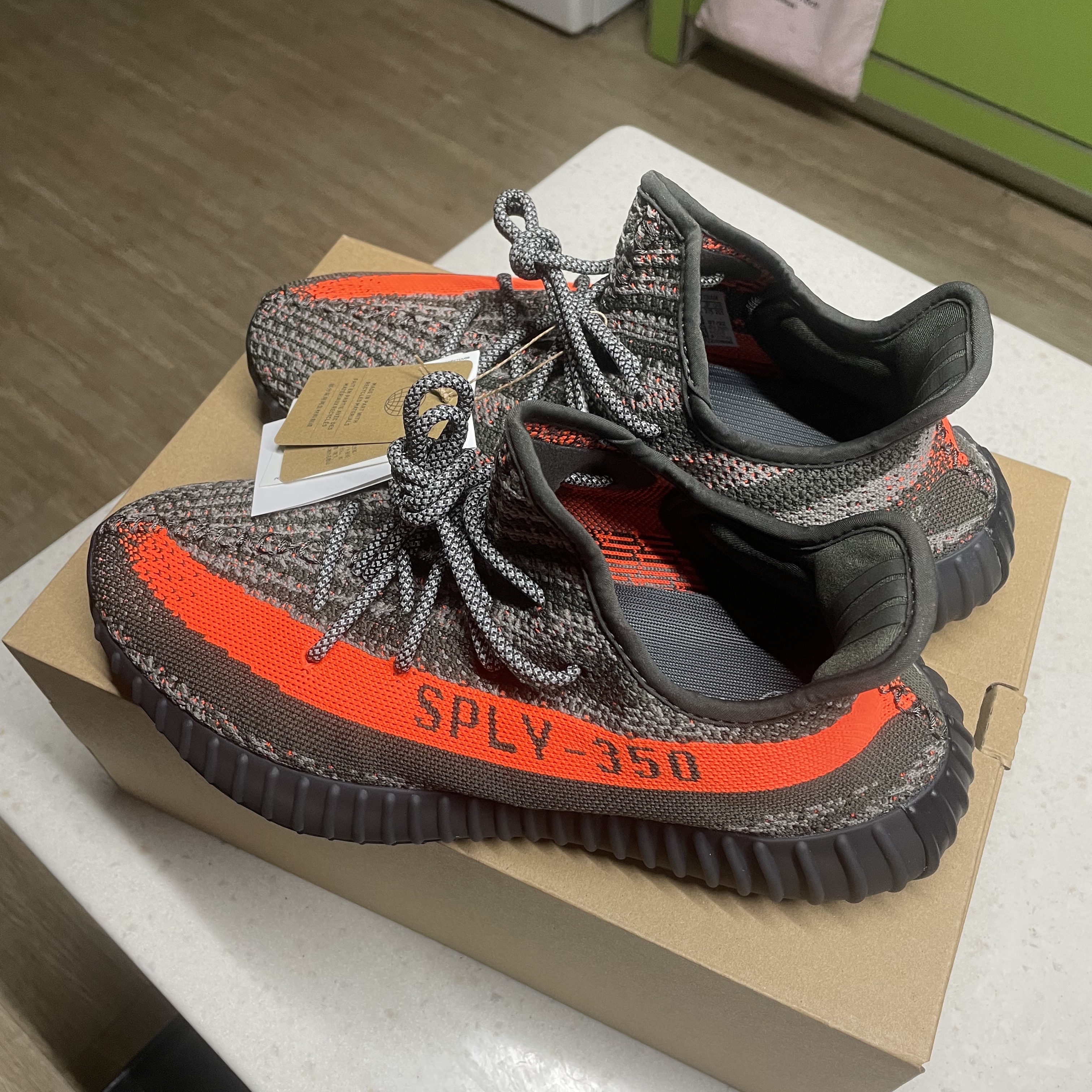 아디다스 이지 부스트 350 V2 카본 벨루가, 아디다스 이지 부스트 350 V2 프로즌 옐로우 착용 스타일 - 2