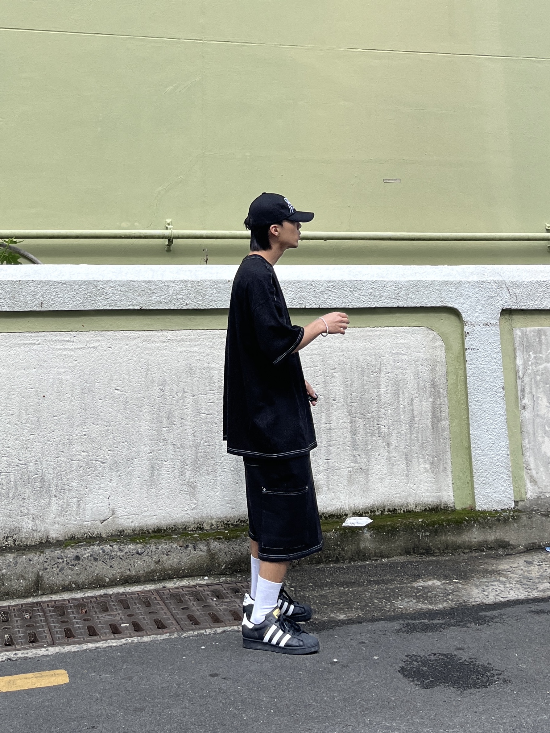 Adidas Superstar Core Black White 착용 스타일 - 2