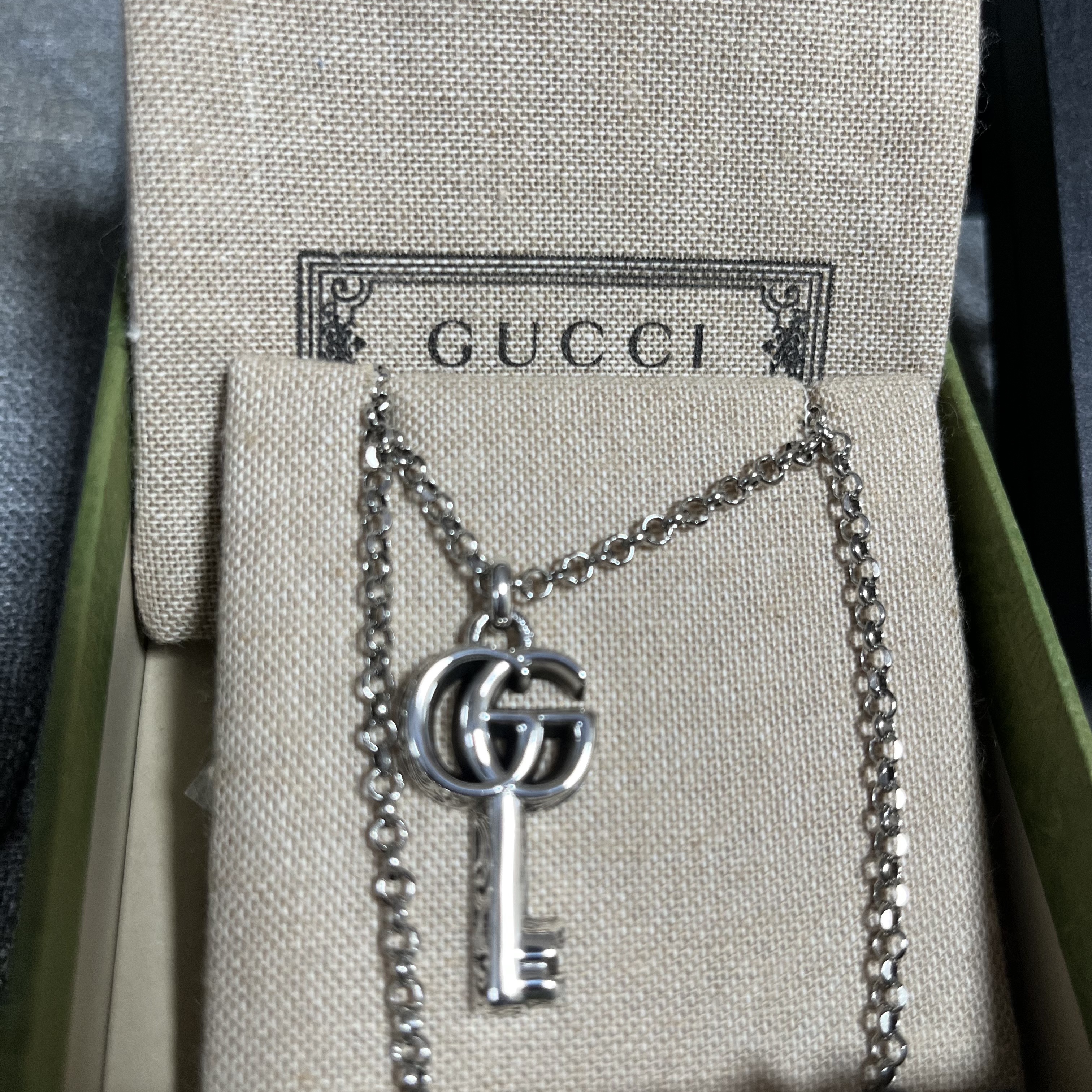 Gucci Double G Key Necklace Silver 착용 스타일