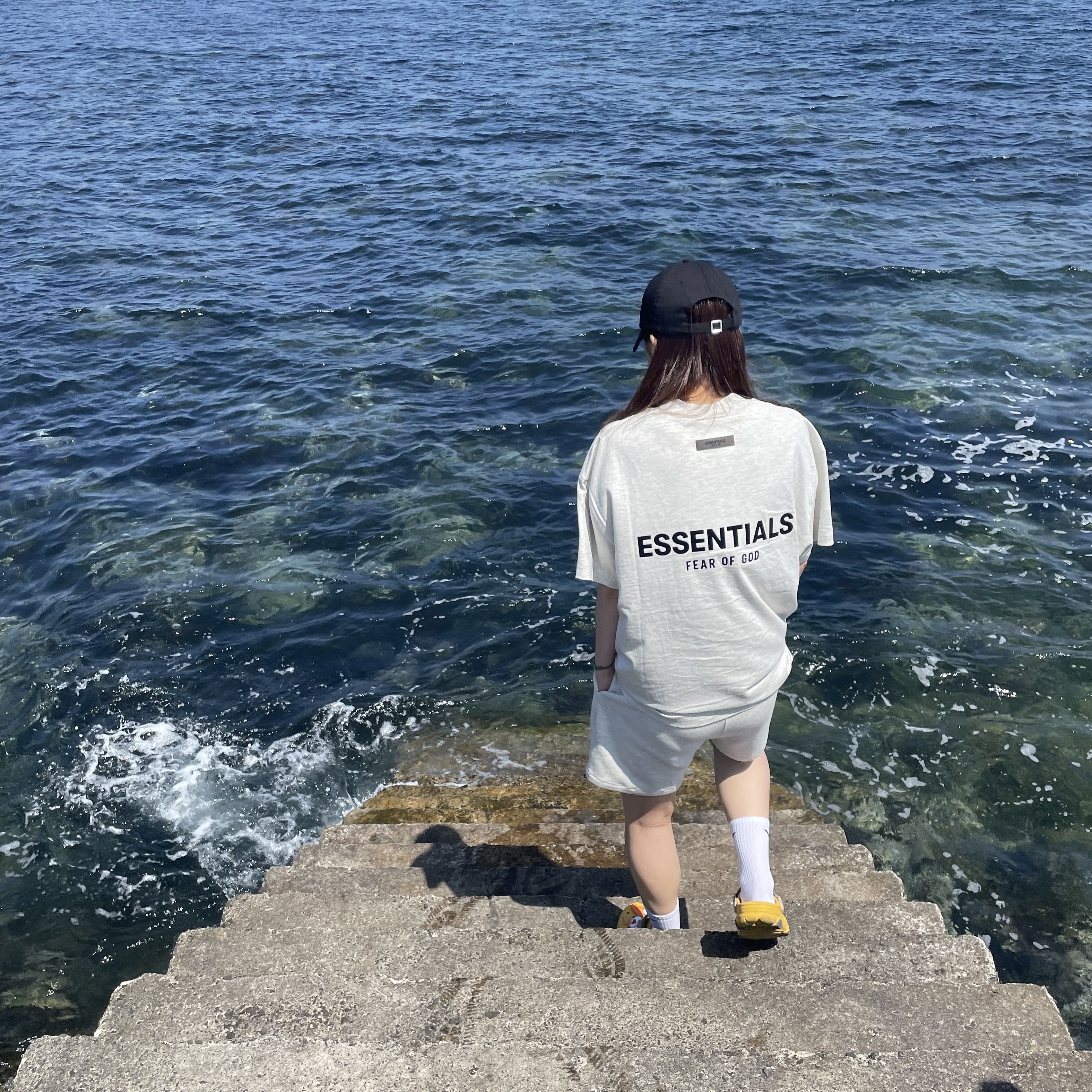 Essentials The Core Collection Sweatshorts Light Oatmeal, Essentials The Core Collection T-Shirt Light Oatmeal 착용 스타일 - 2