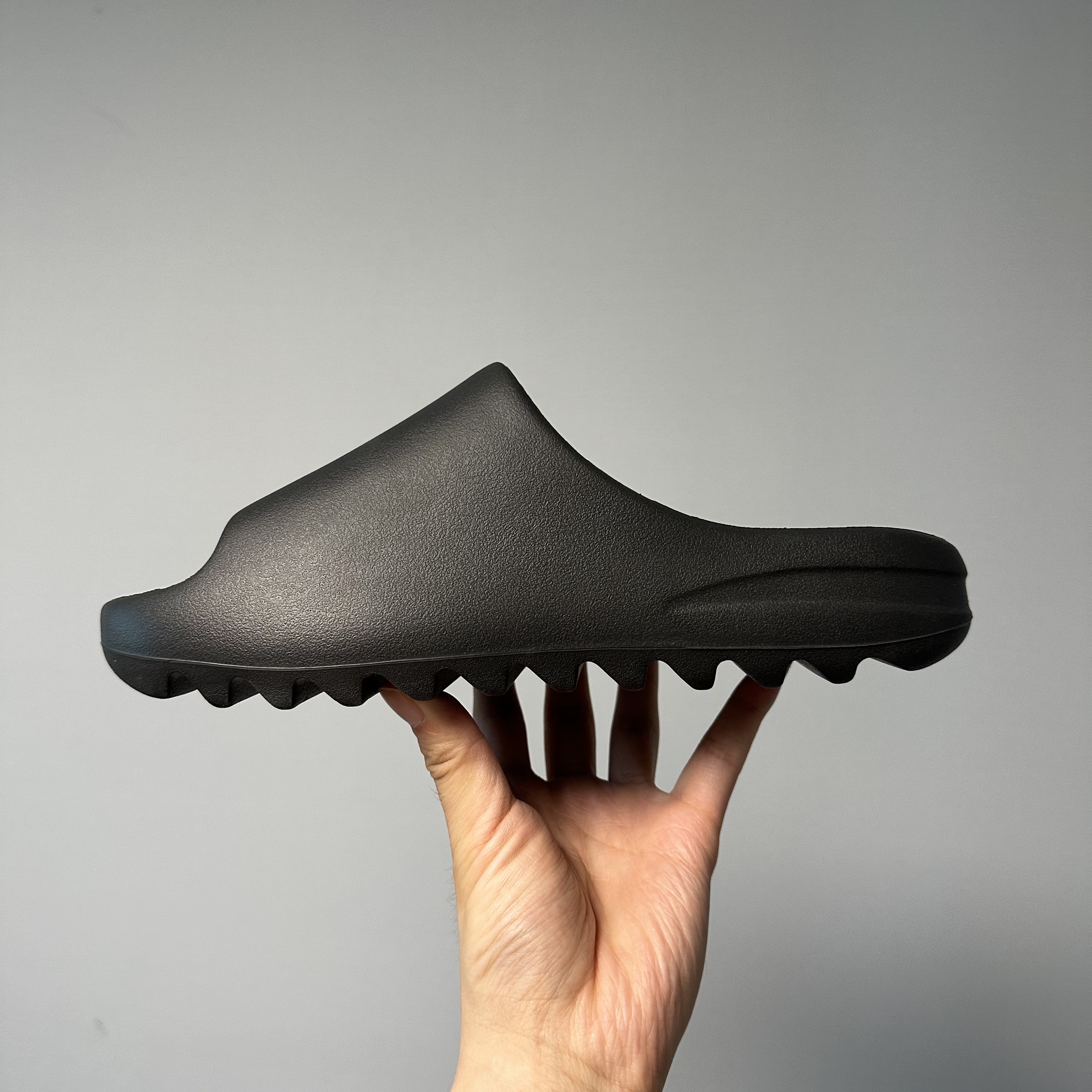 Adidas Yeezy Slide Onyx 착용 스타일 - 3