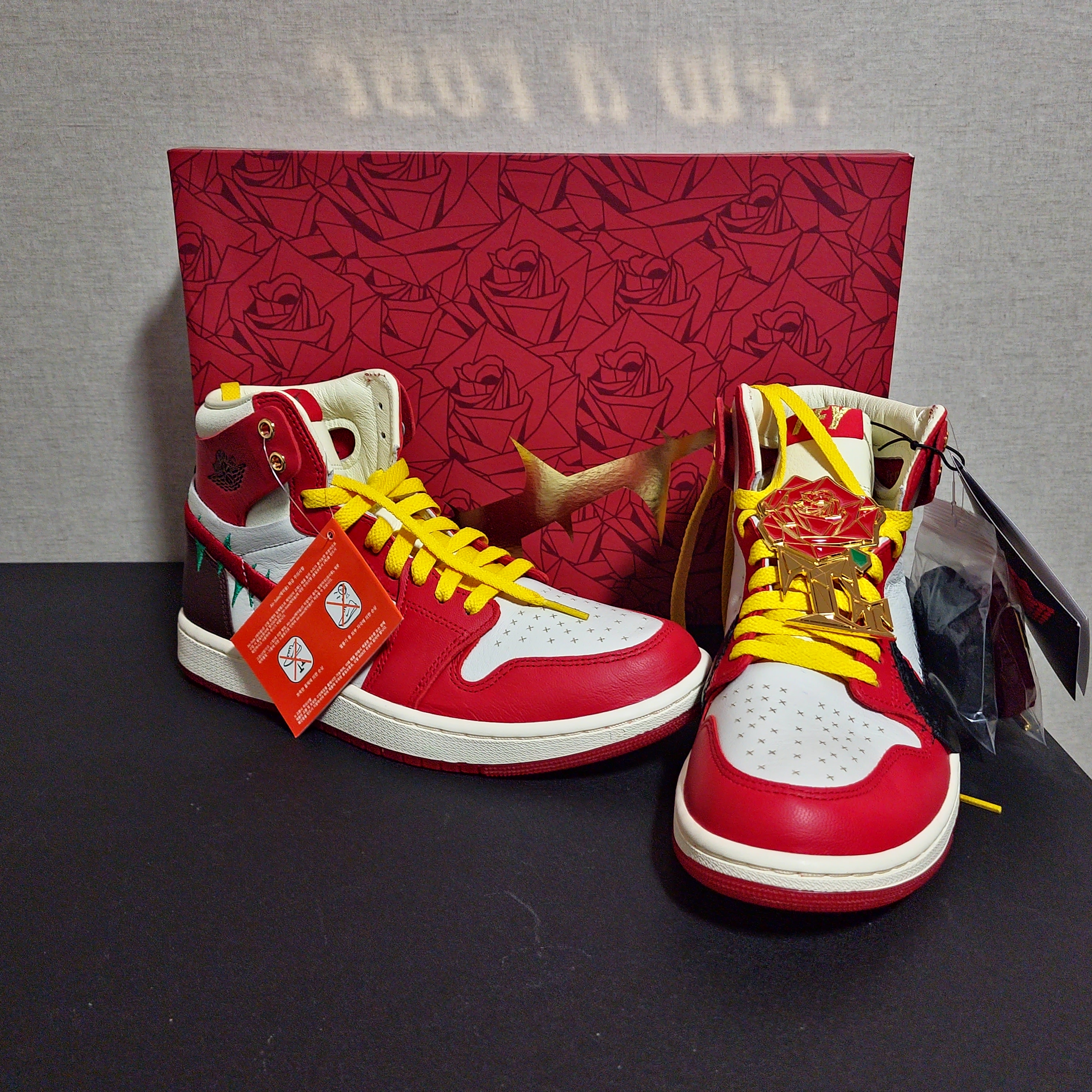 (W) Jordan 1 x Teyana Taylor Zoom CMFT 2 Gym Red, Jordan 1 High 85 Black White 착용 스타일 - 2