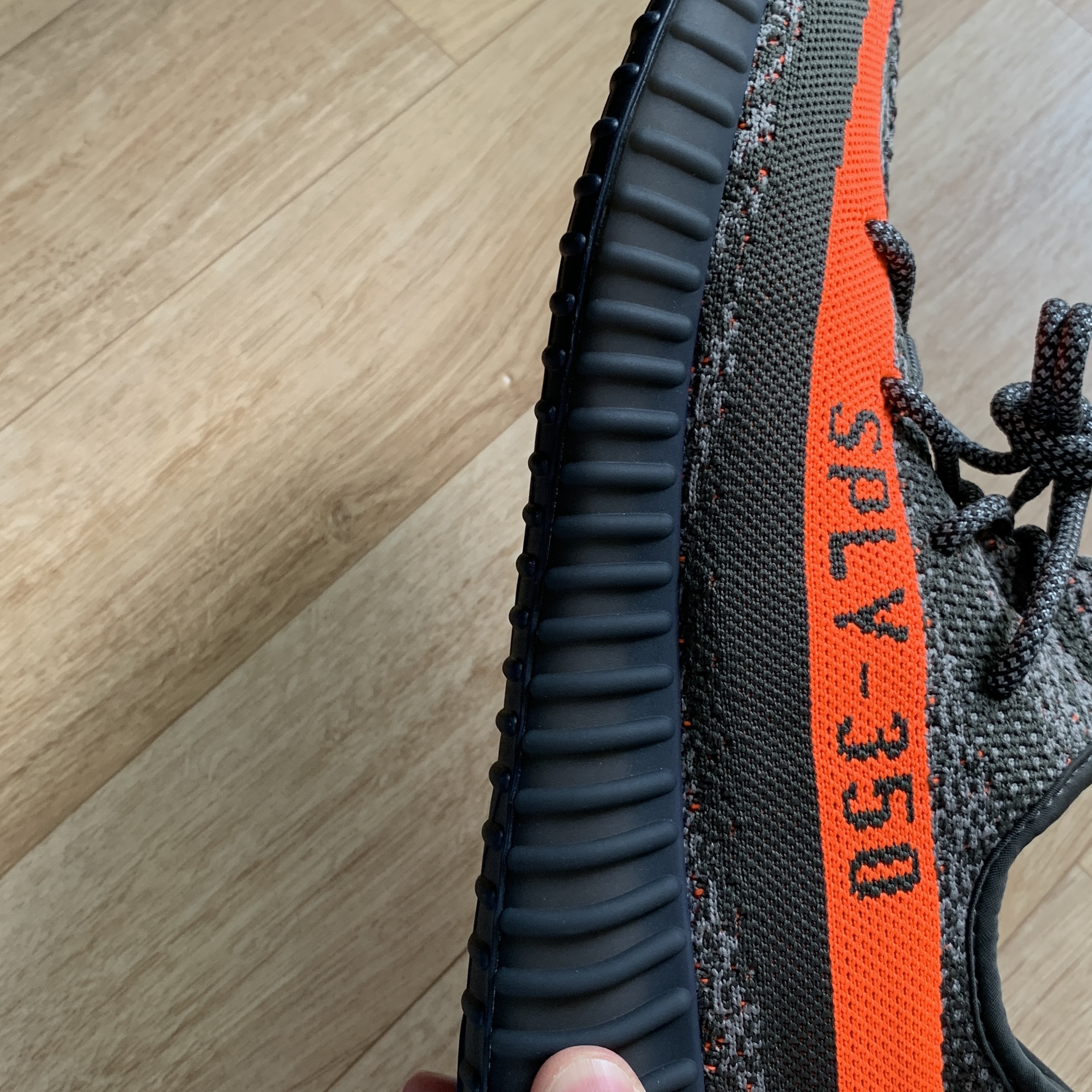 Adidas Yeezy Boost 350 V2 Carbon Beluga 착용 스타일 - 4