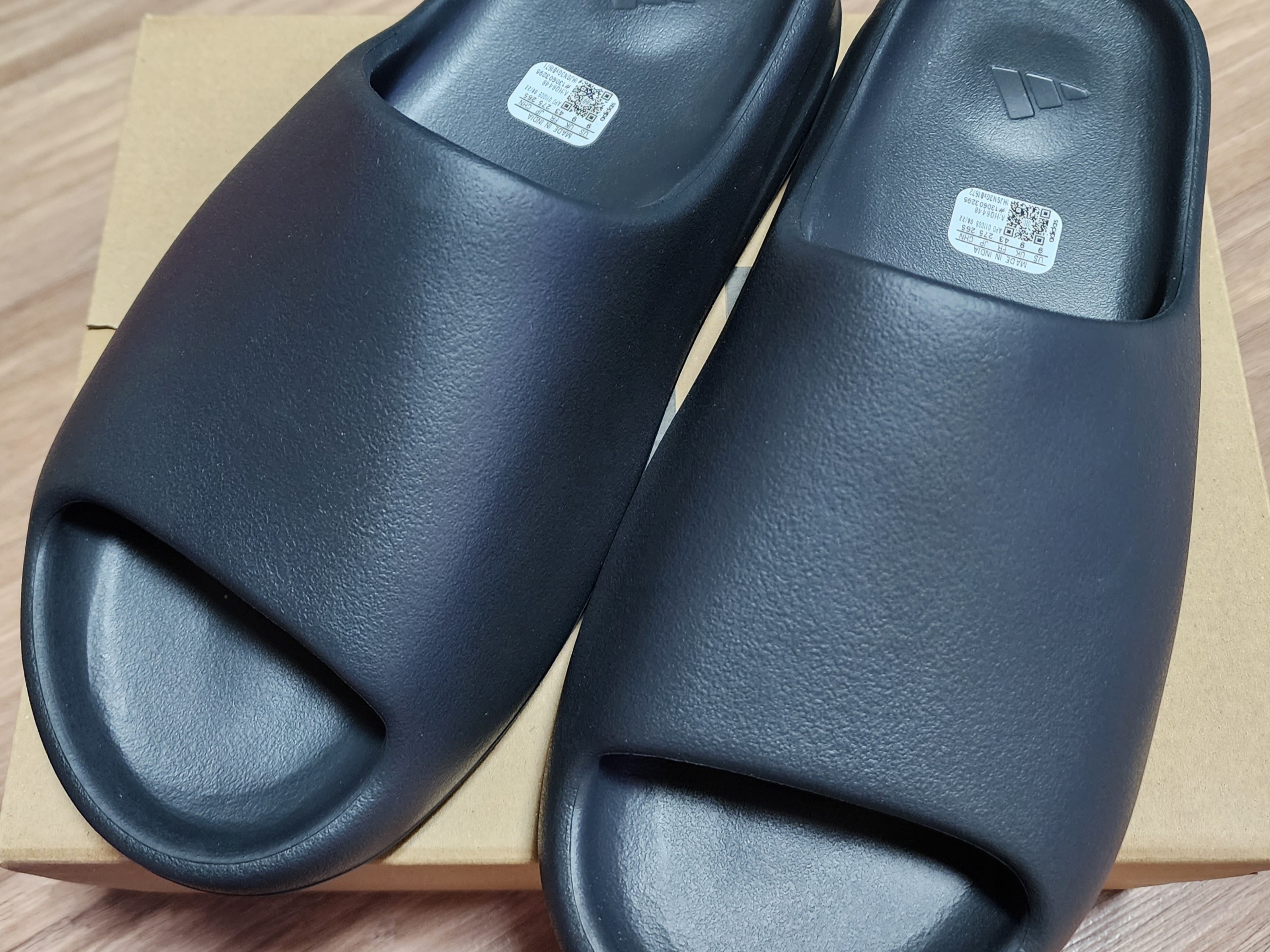 Adidas Yeezy Slide Onyx 착용 스타일 - 1