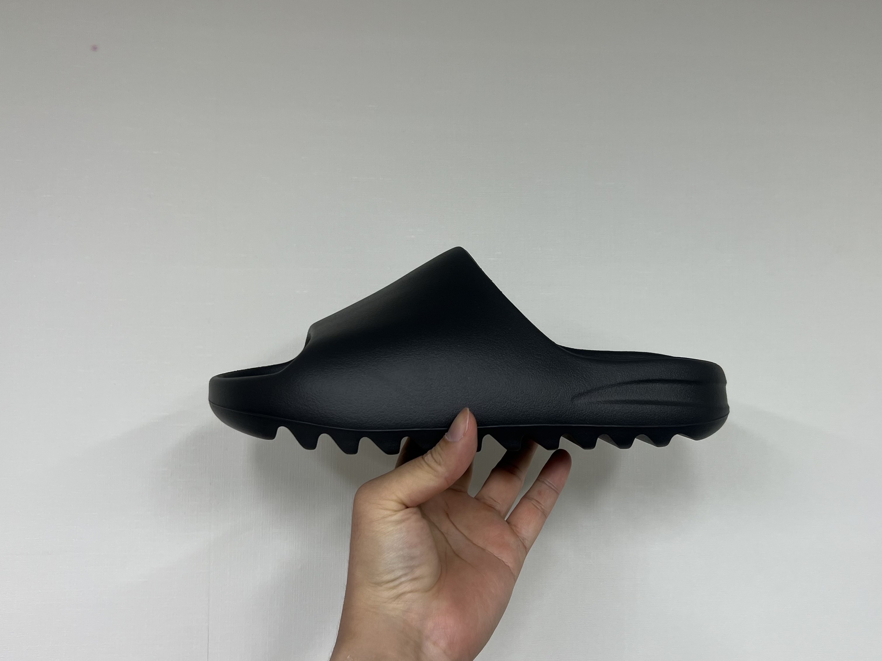 Adidas Yeezy Slide Onyx 착용 스타일