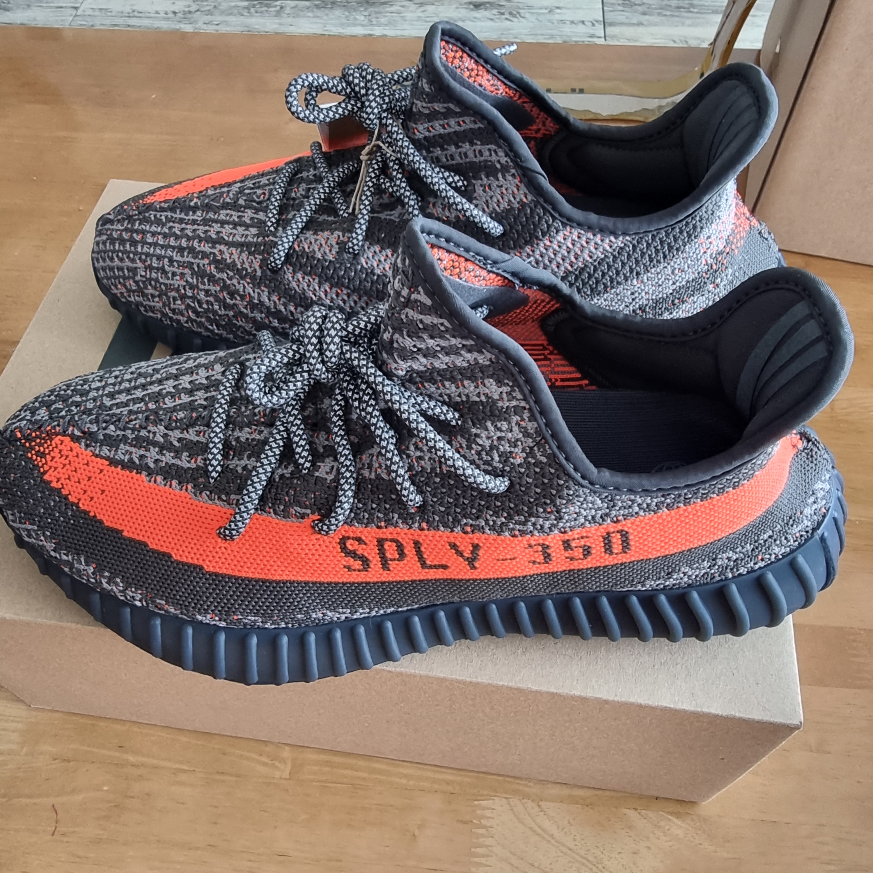 Adidas Yeezy Boost 350 V2 Carbon Beluga 착용 스타일 - 1