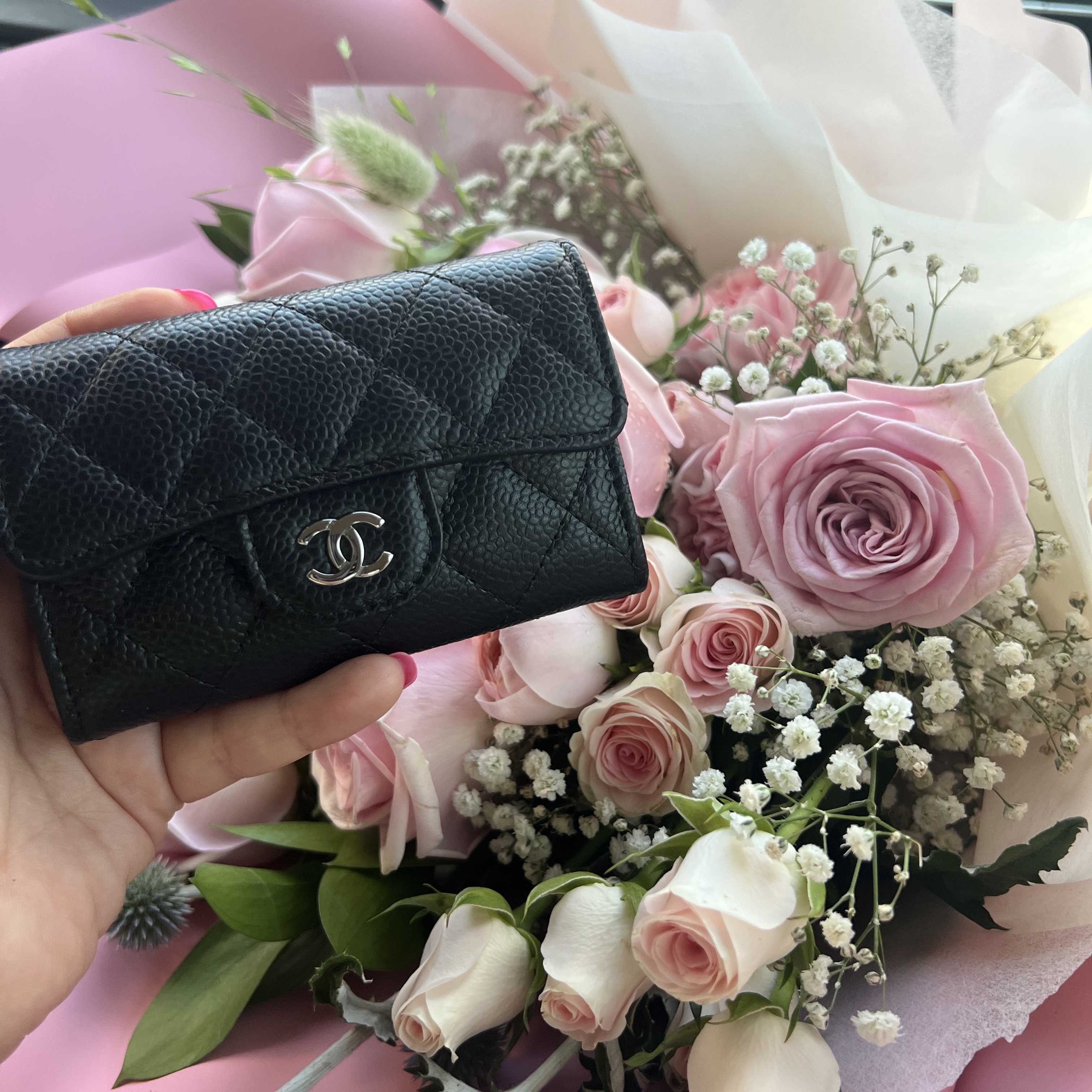 Chanel Classic Card Holder Grained Calfskin & Silver Black 착용 스타일