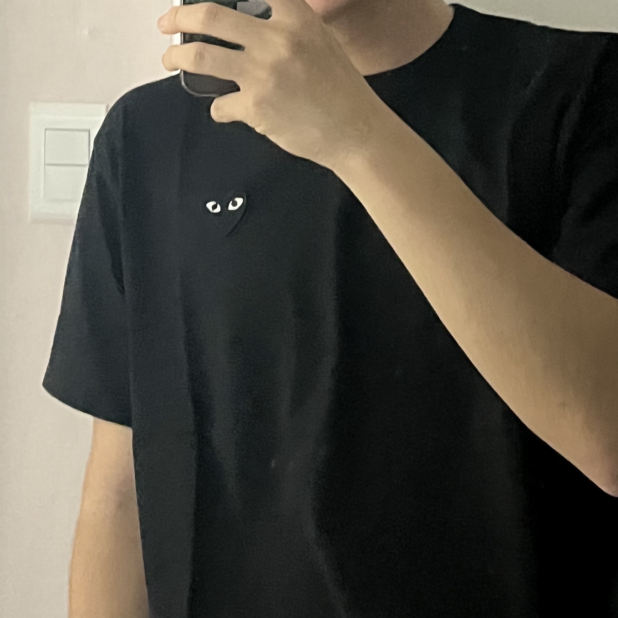 Play Comme des Garcons Black Heart T-Shirt Black 착용 스타일 - 1