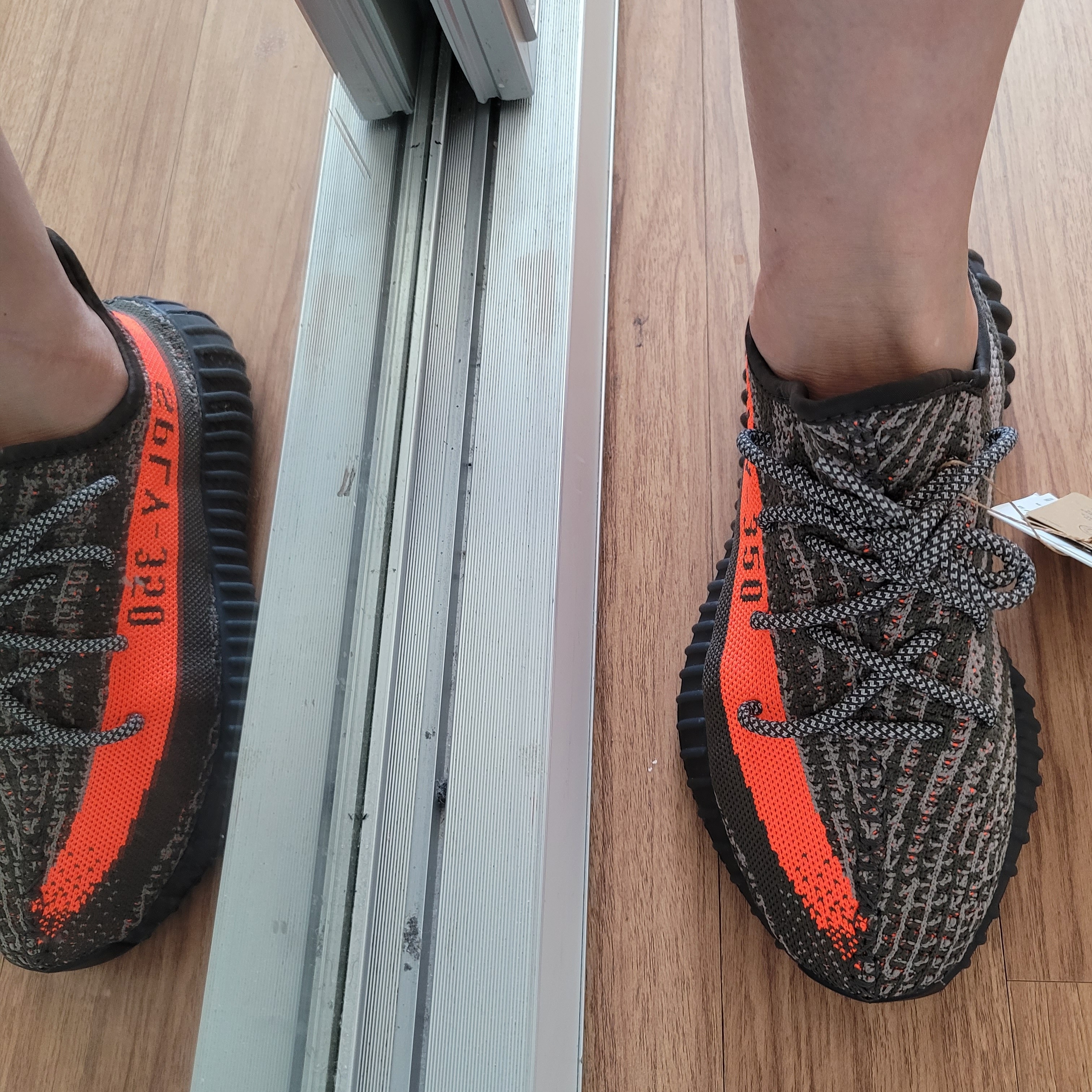 Adidas Yeezy Boost 350 V2 Carbon Beluga 착용 스타일 - 1