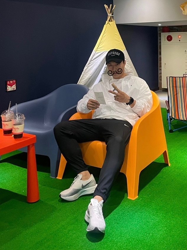 Nike ZoomX Vaporfly Next% 3 White Grey, Casio G-Shock DW-5600BB-1 착용 스타일