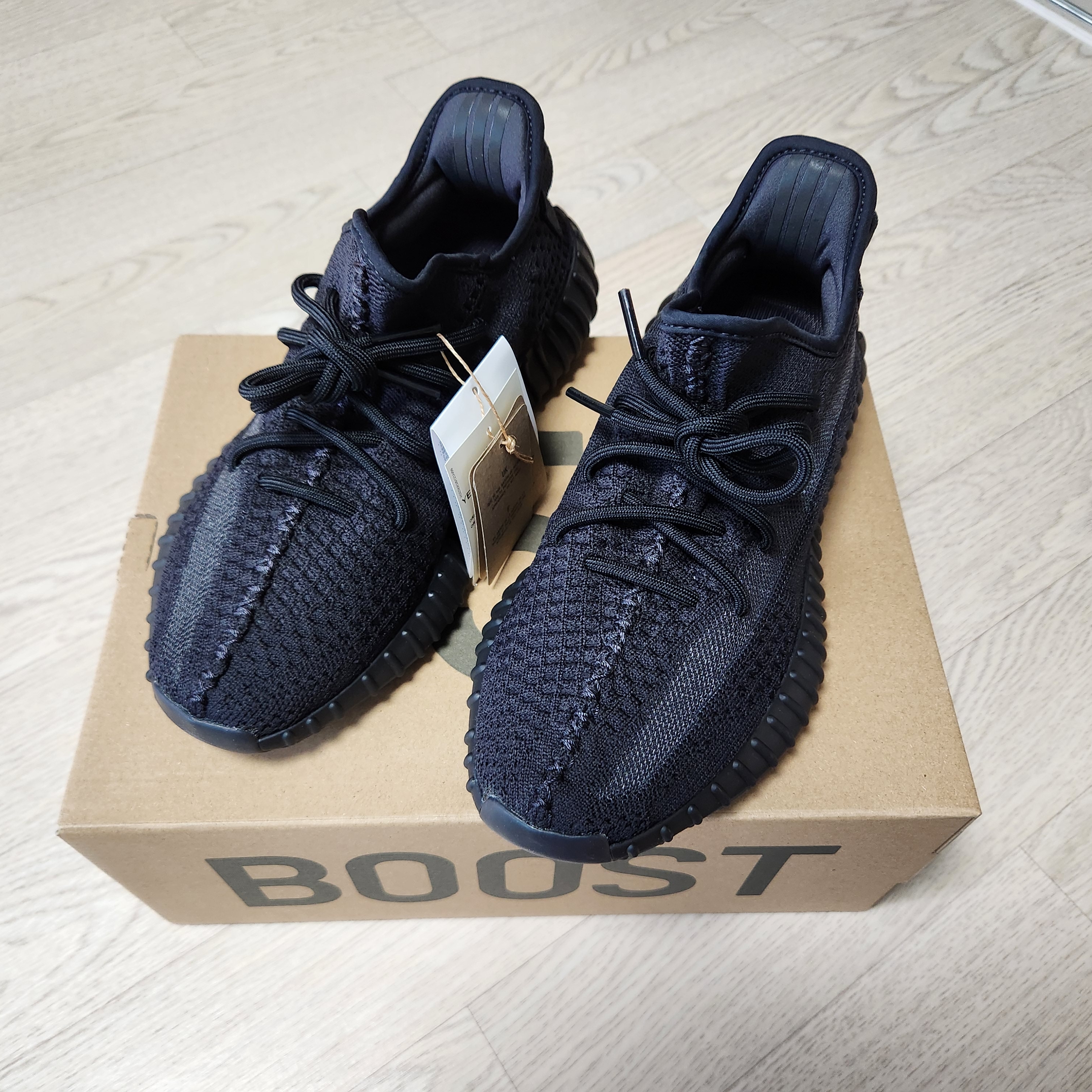 Adidas Yeezy Boost 350 V2 Onyx, Adidas Yeezy Slide Onyx 착용 스타일 - 1