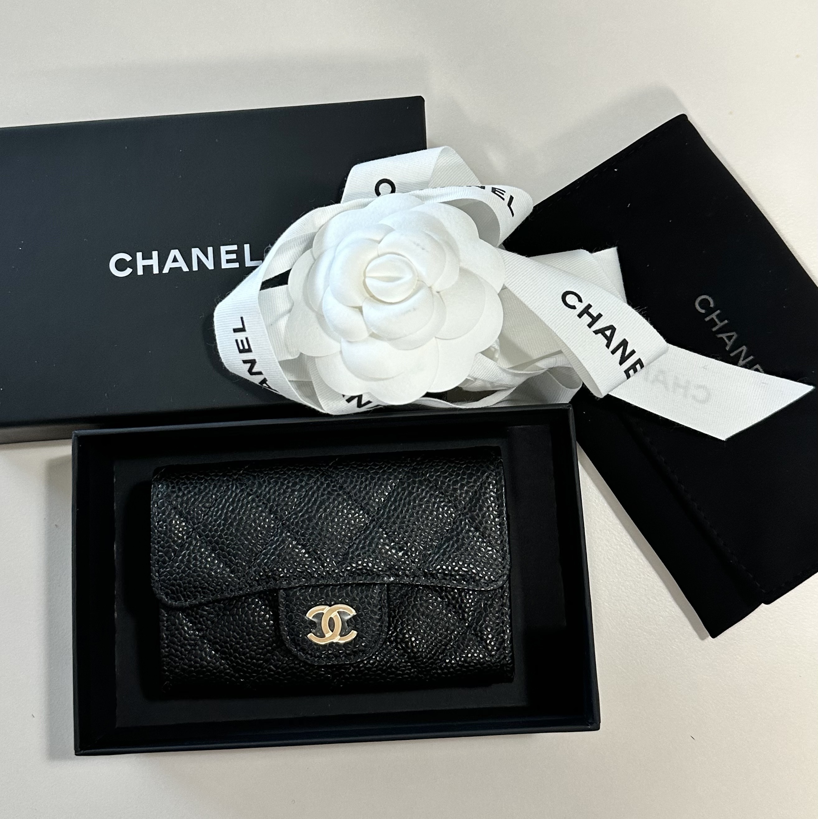 Chanel Classic Card Holder Grained Calfskin & Gold Black 착용 스타일