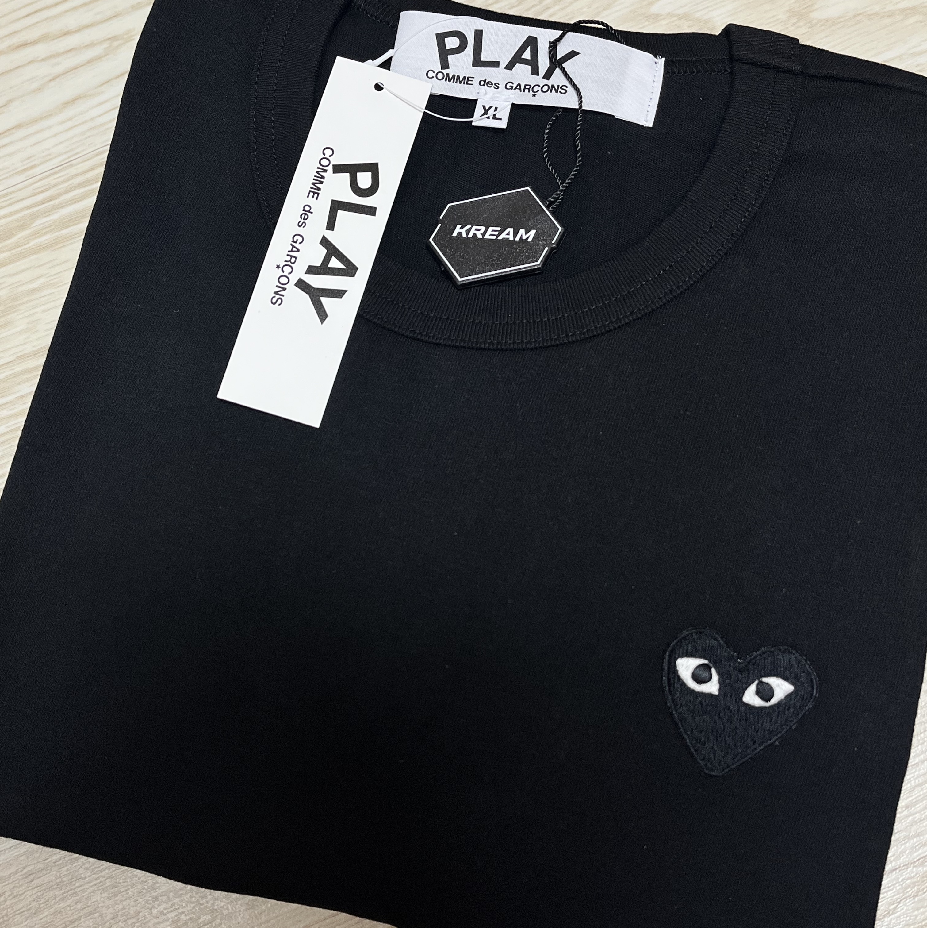 Play Comme des Garcons Black Heart T-Shirt Black 착용 스타일 - 2