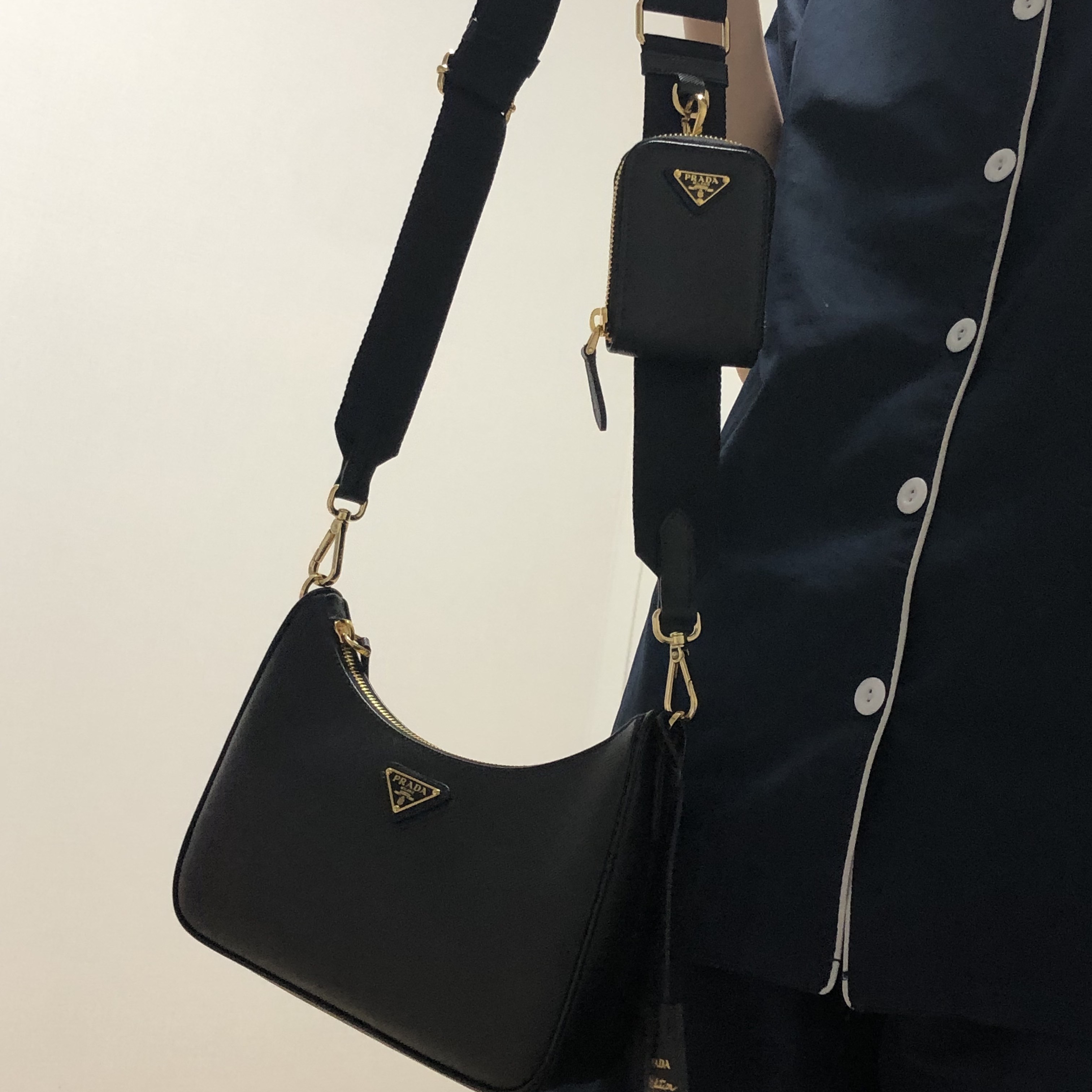 Prada Re-Edition 2005 Saffiano Leather Shoulder Bag Black 착용 스타일