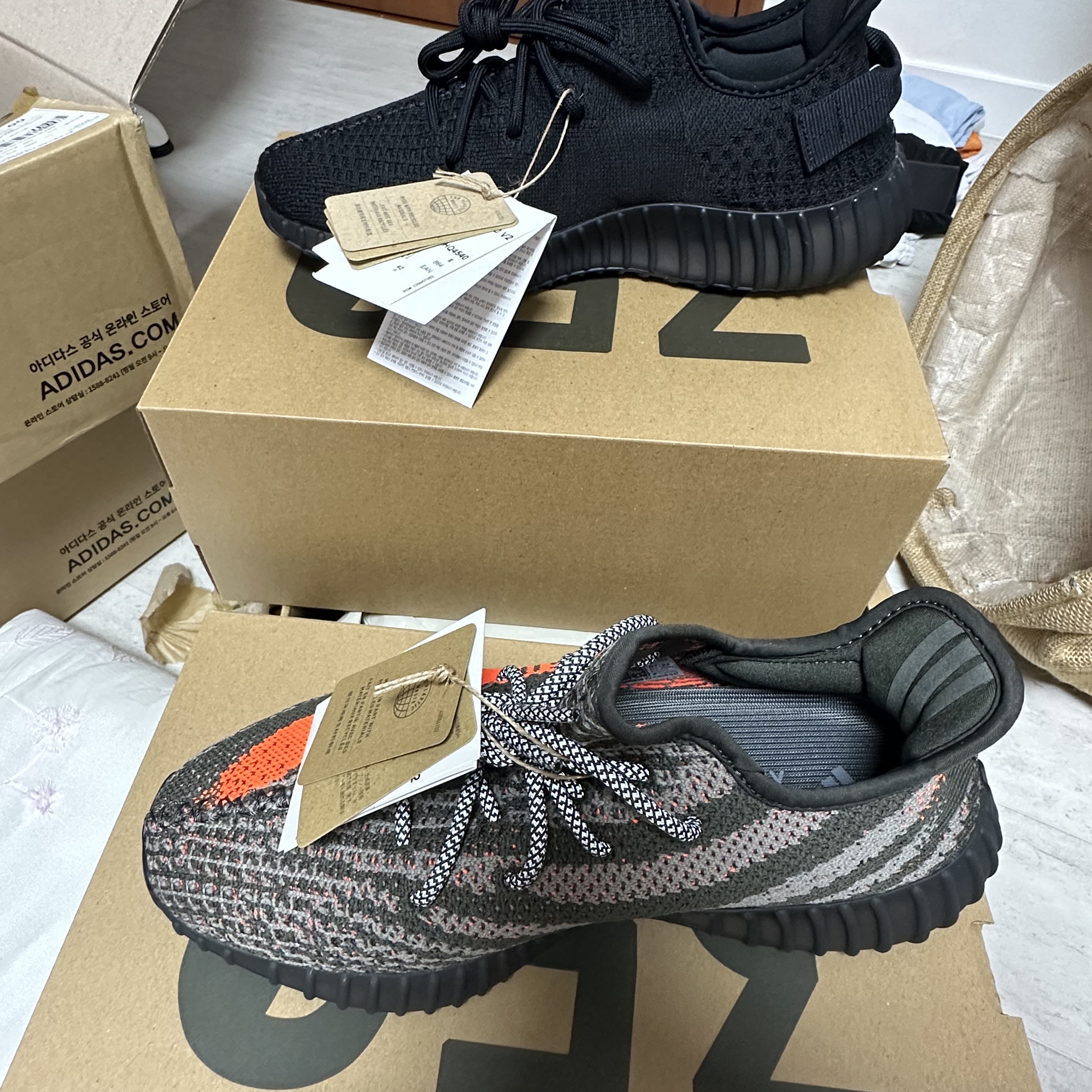 Adidas Yeezy Boost 350 V2 Onyx, Adidas Yeezy Boost 350 V2 Carbon Beluga 착용 스타일