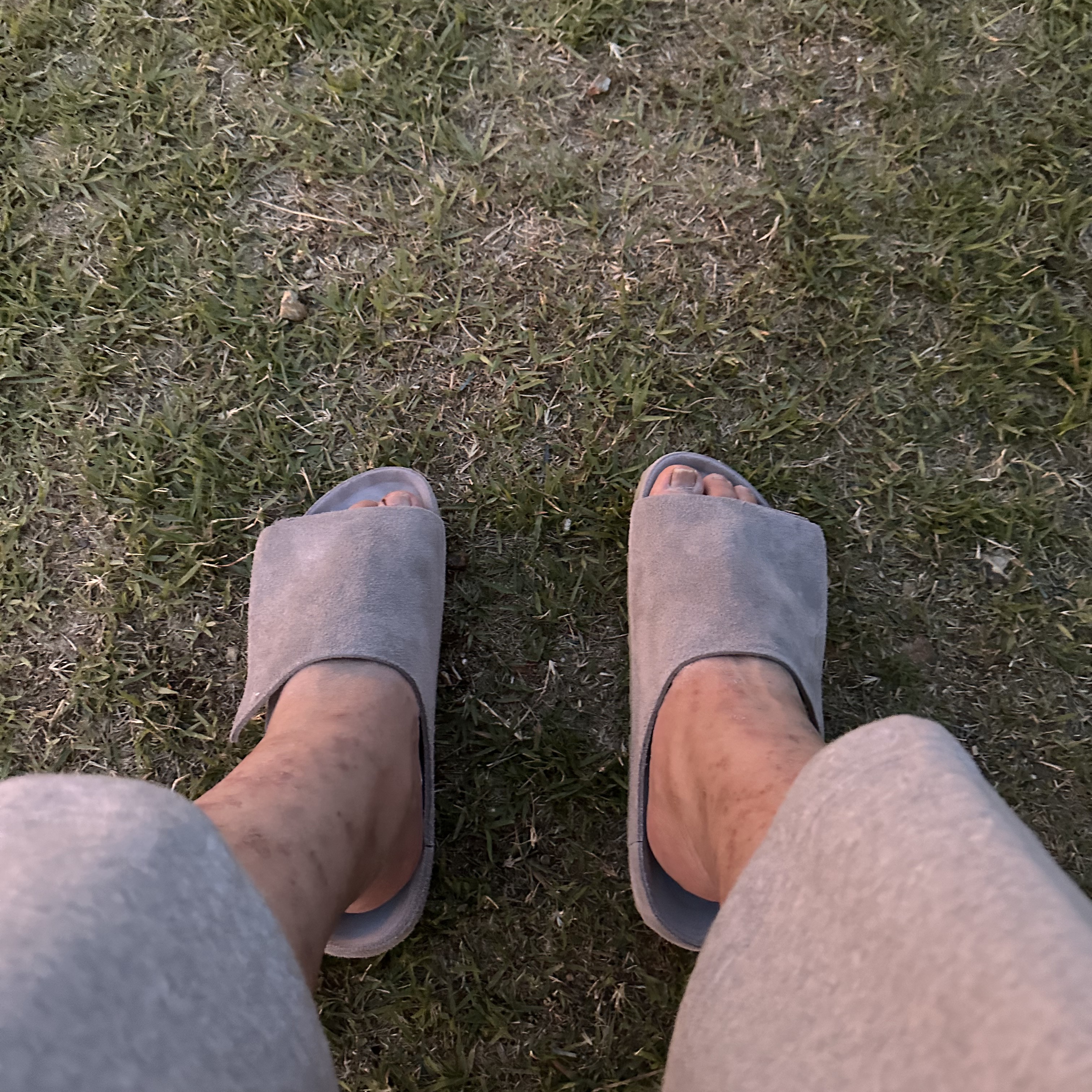 Fear of God x Birkenstock Los Feliz Suede Cement 착용 스타일