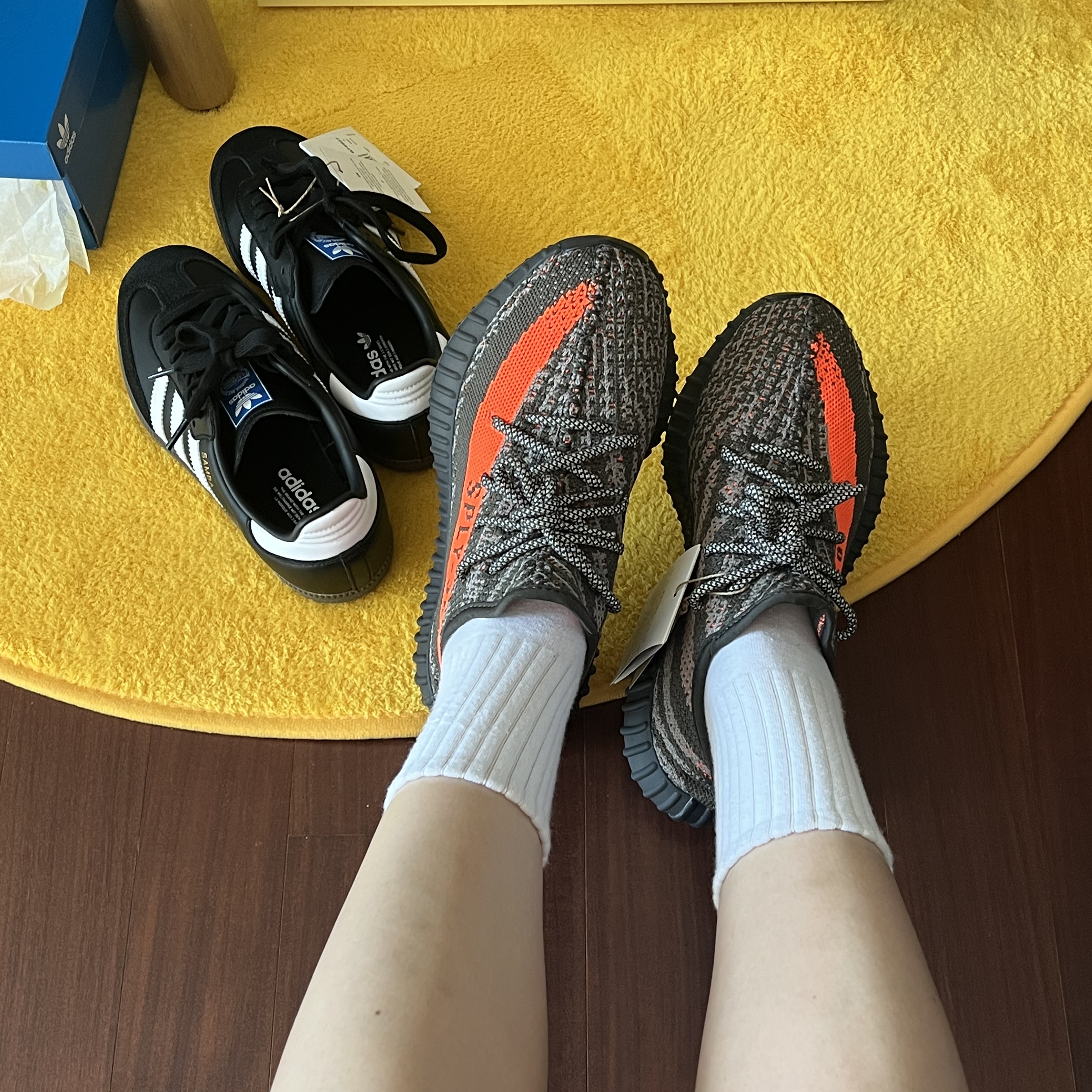 Adidas Yeezy Boost 350 V2 Carbon Beluga 착용 스타일 - 1