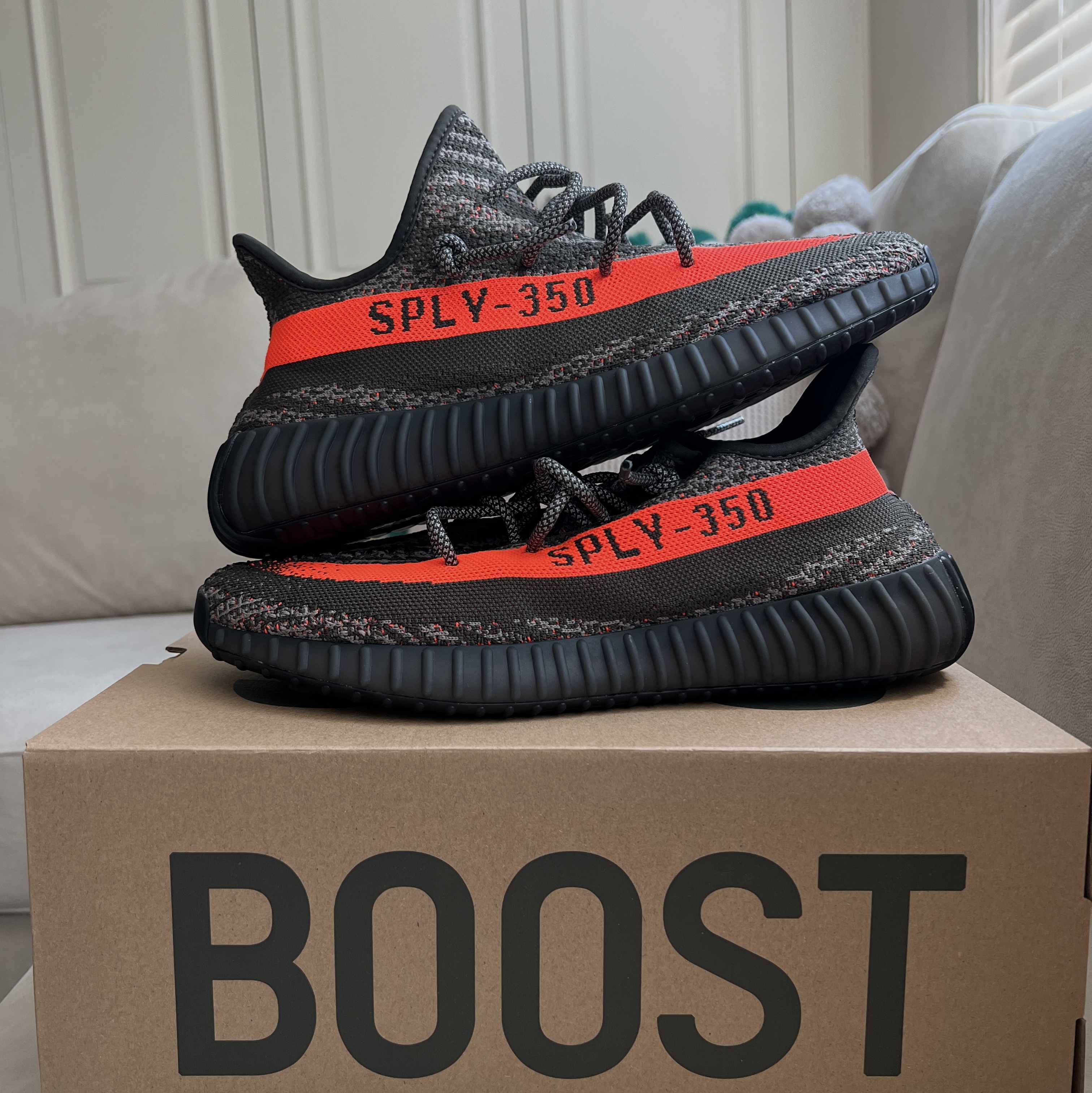 Adidas Yeezy Boost 350 V2 Carbon Beluga 착용 스타일 - 1