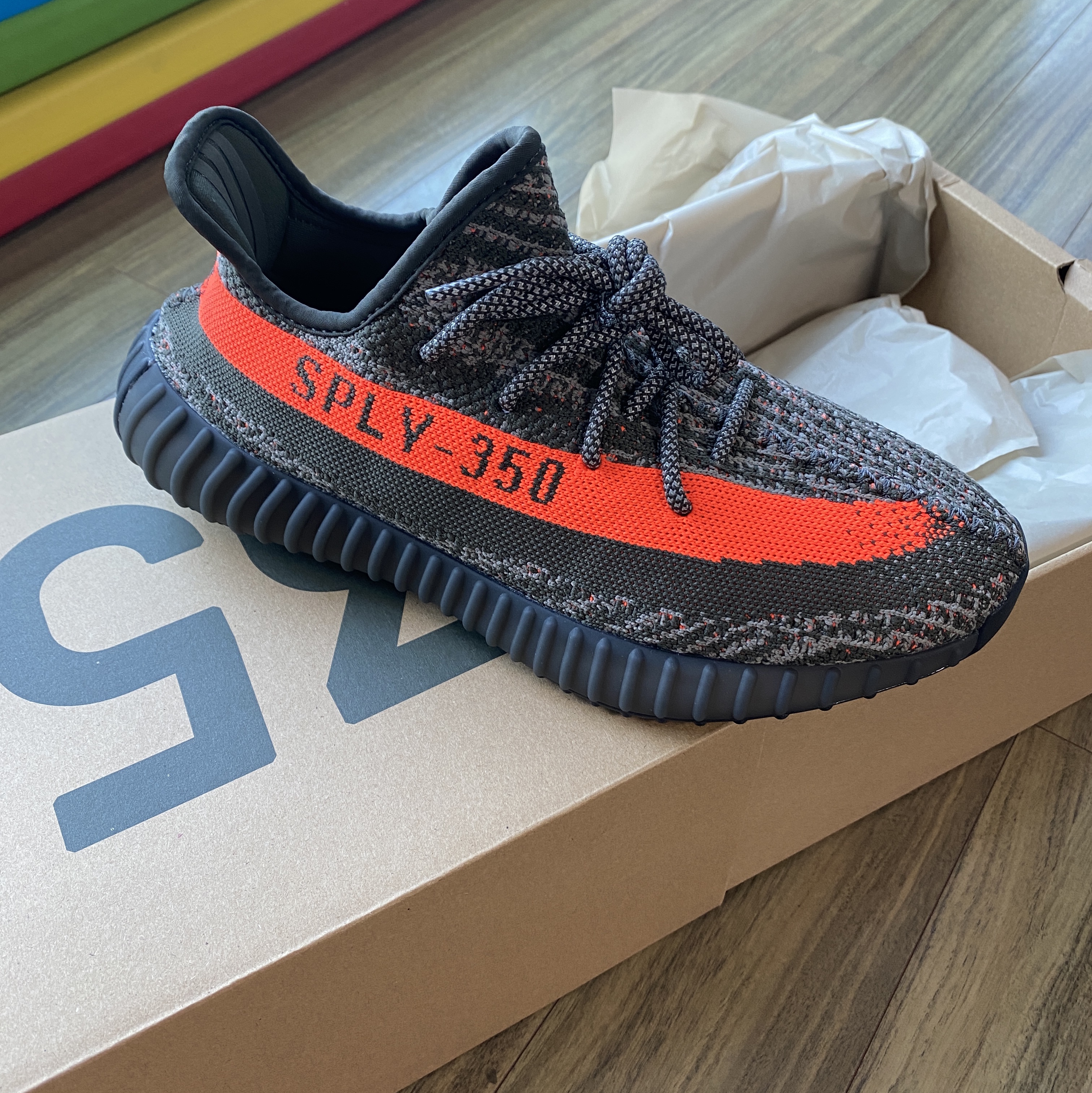 Adidas Yeezy Boost 350 V2 Carbon Beluga 착용 스타일 - 2