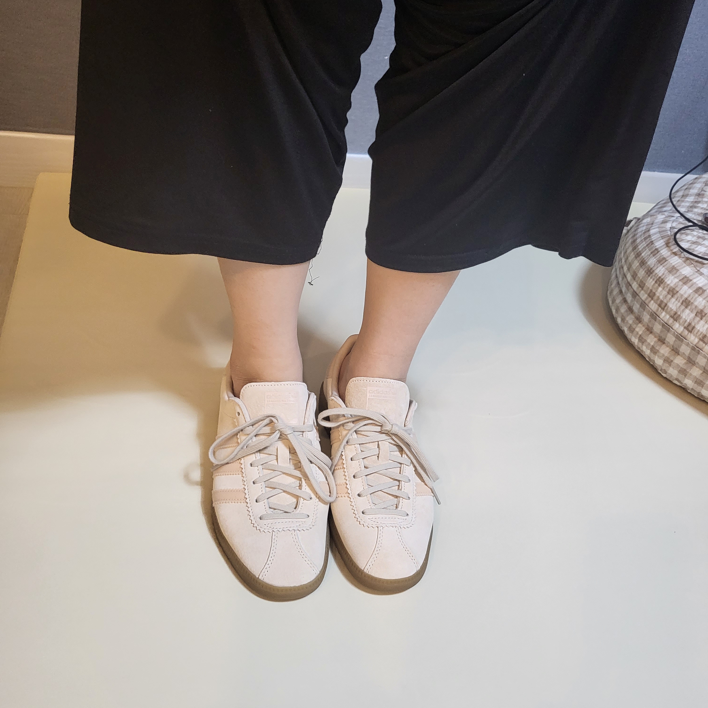 아디다스 버뮤다 원더 화이트 착용 스타일 - 1