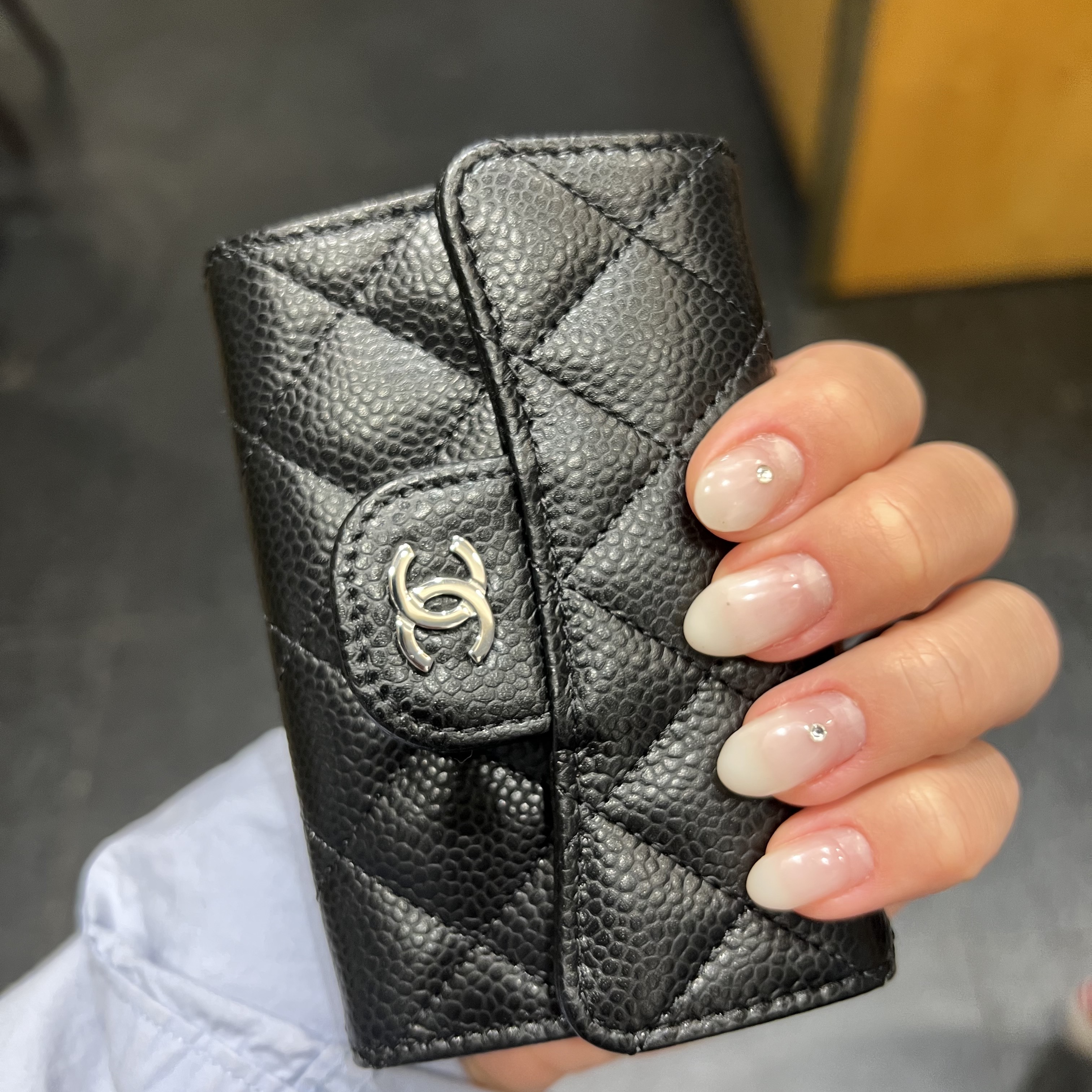 Chanel Classic Card Holder Grained Calfskin & Silver Black 착용 스타일 - 2