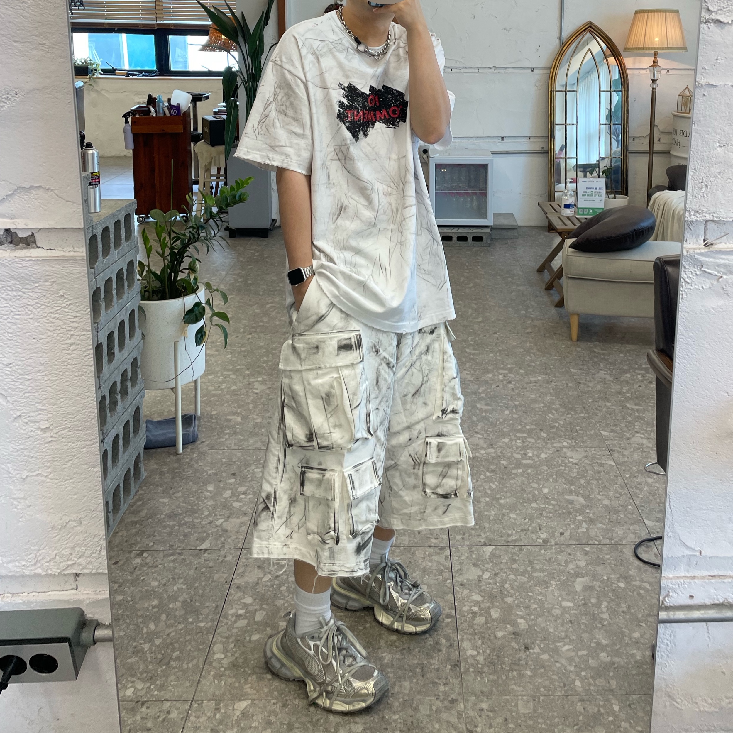 Nos Couleurs Distressed Cargo Shorts White, Nos Couleurs No Comment T-Shirt White 착용 스타일