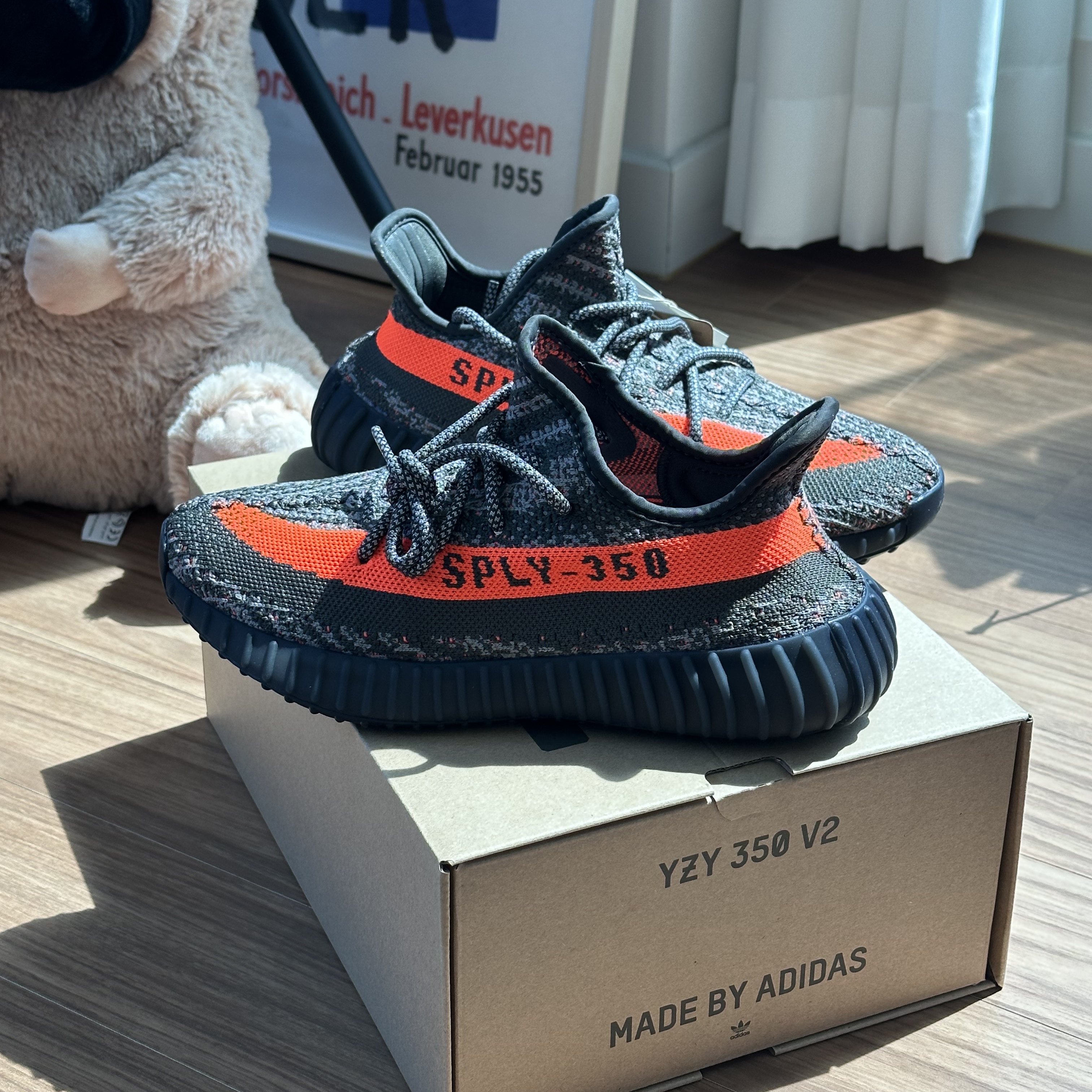 Adidas Yeezy Boost 350 V2 Carbon Beluga 착용 스타일