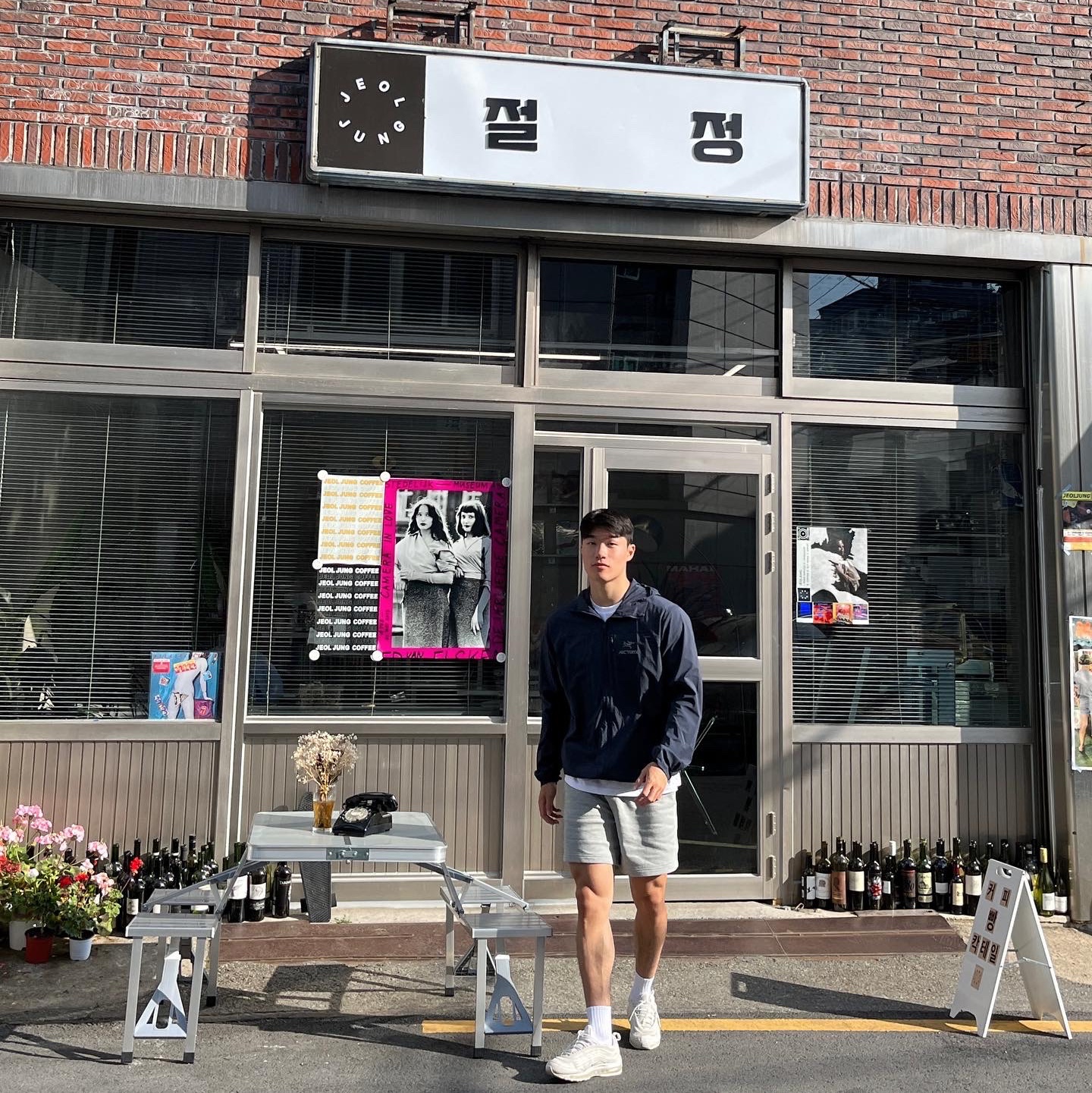 Arc'teryx Squamish Hoody Black Sapphire, Nike Air Max 97 Triple White Wolf Grey 착용 스타일