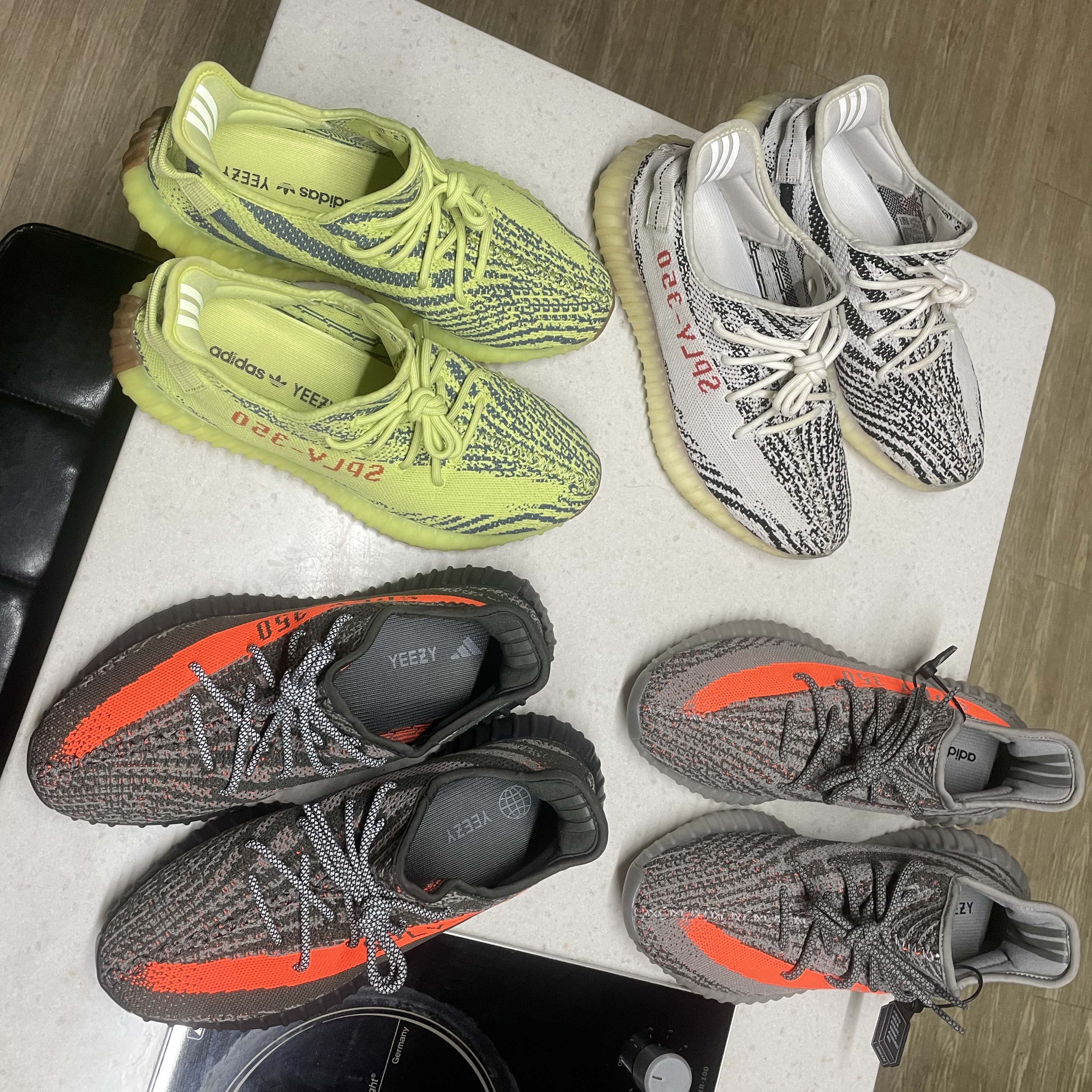 아디다스 이지 부스트 350 V2 카본 벨루가, 아디다스 이지 부스트 350 V2 프로즌 옐로우 착용 스타일 - 5