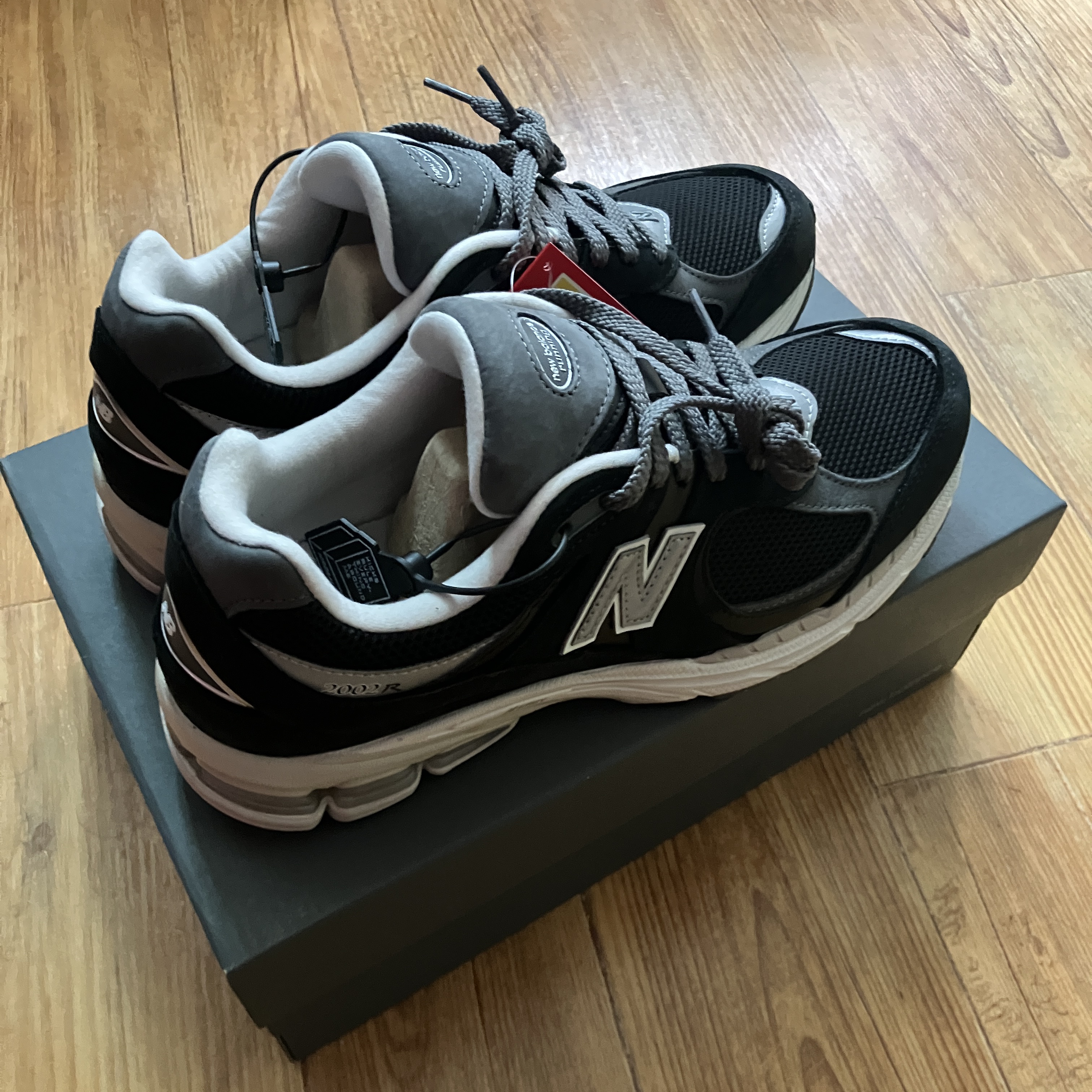 New Balance 2002R Premium Vintage Black 착용 스타일