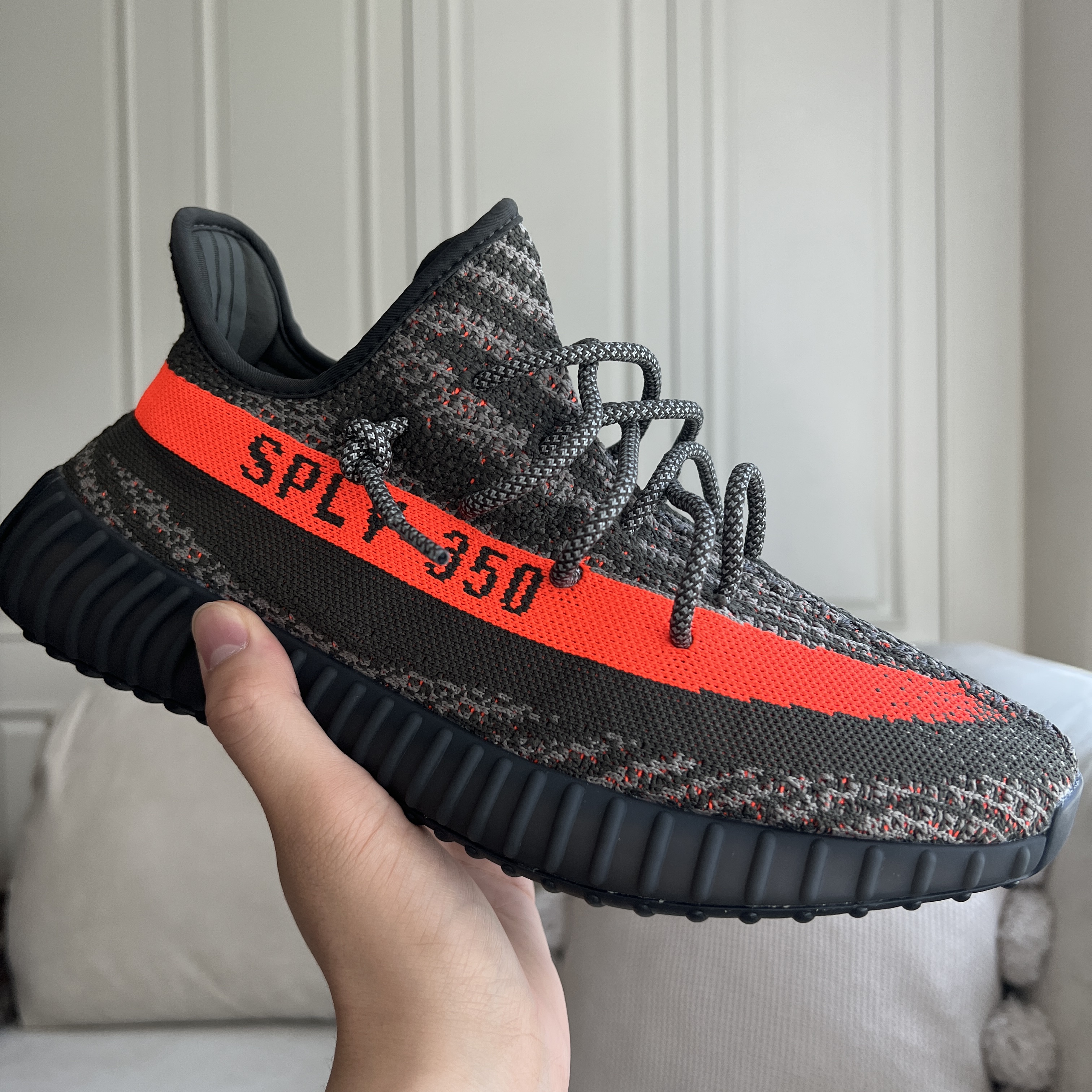 Adidas Yeezy Boost 350 V2 Carbon Beluga 착용 스타일 - 4