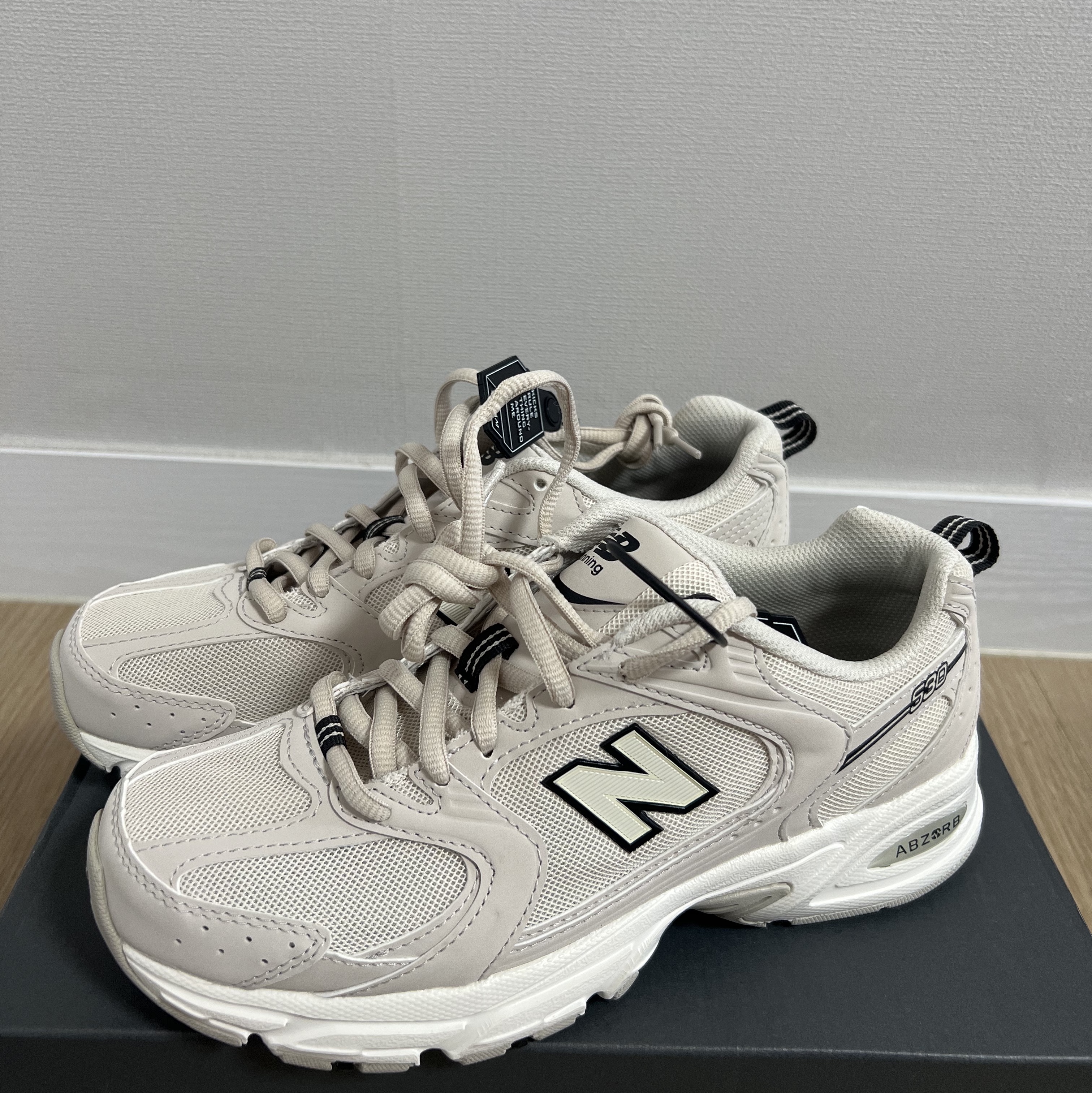 New Balance 530 Ivory 착용 스타일