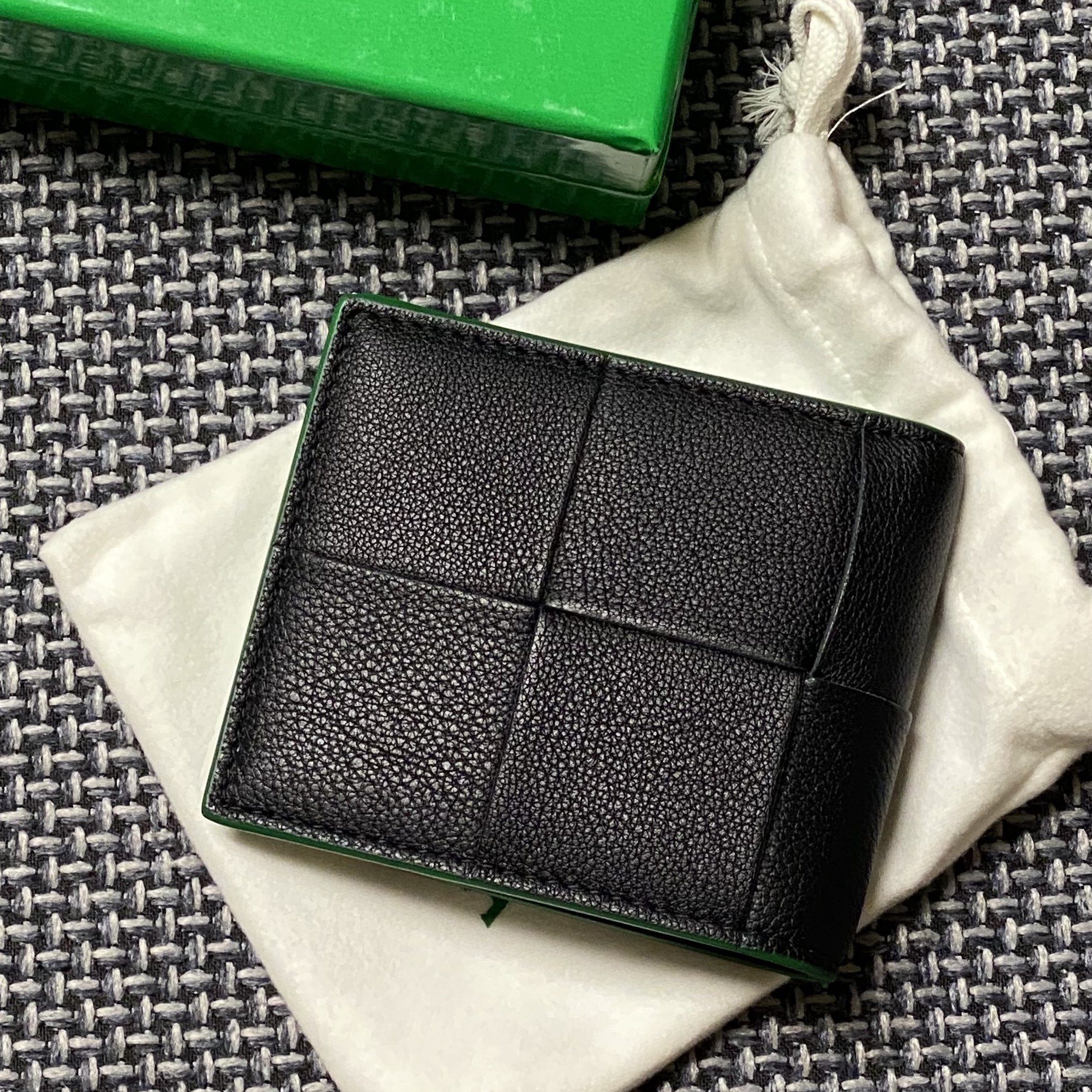Bottega Veneta Bi-Fold Wallet Black Parakeet 착용 스타일