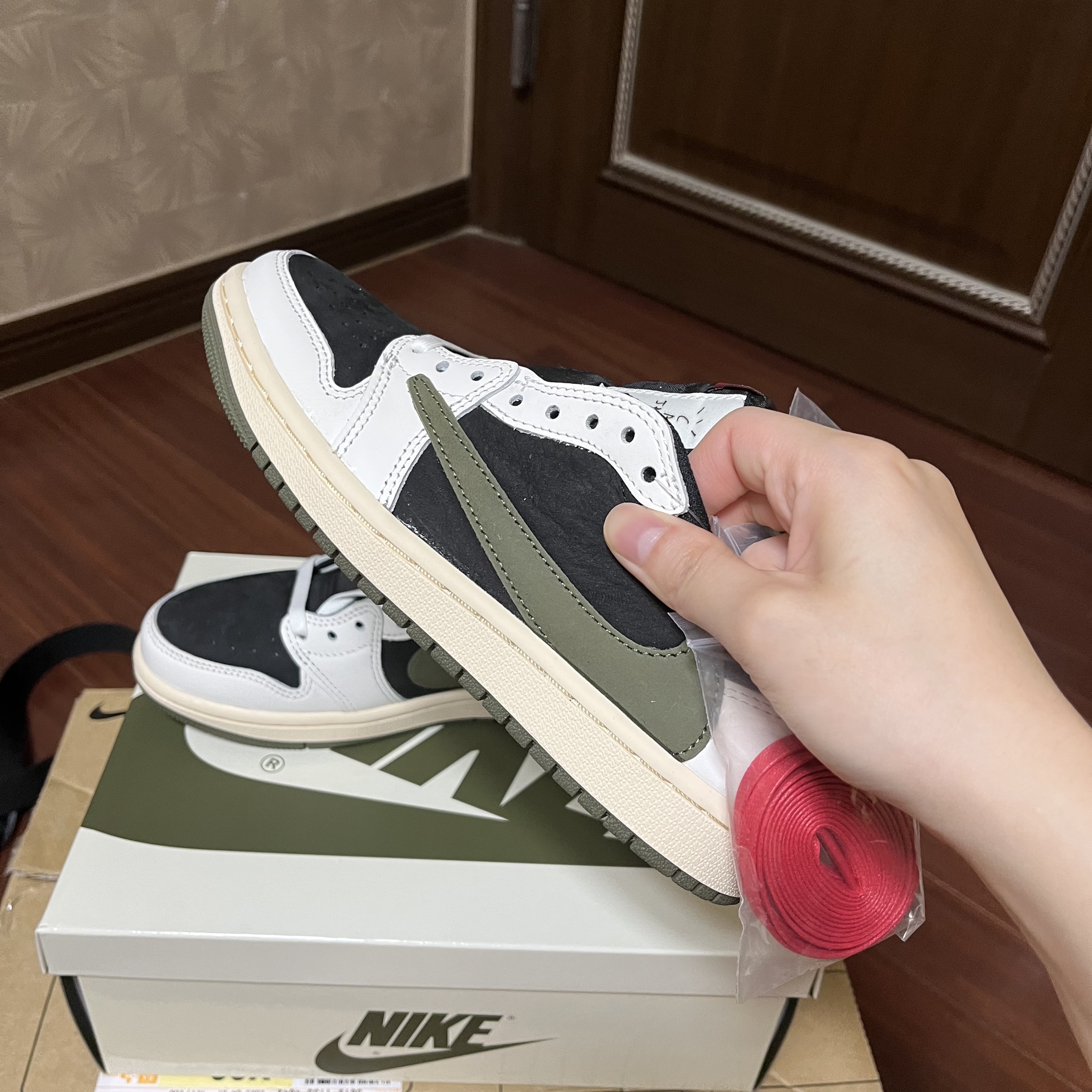 (W) Jordan 1 x Travis Scott Retro Low OG SP Medium Olive 착용 스타일 - 1