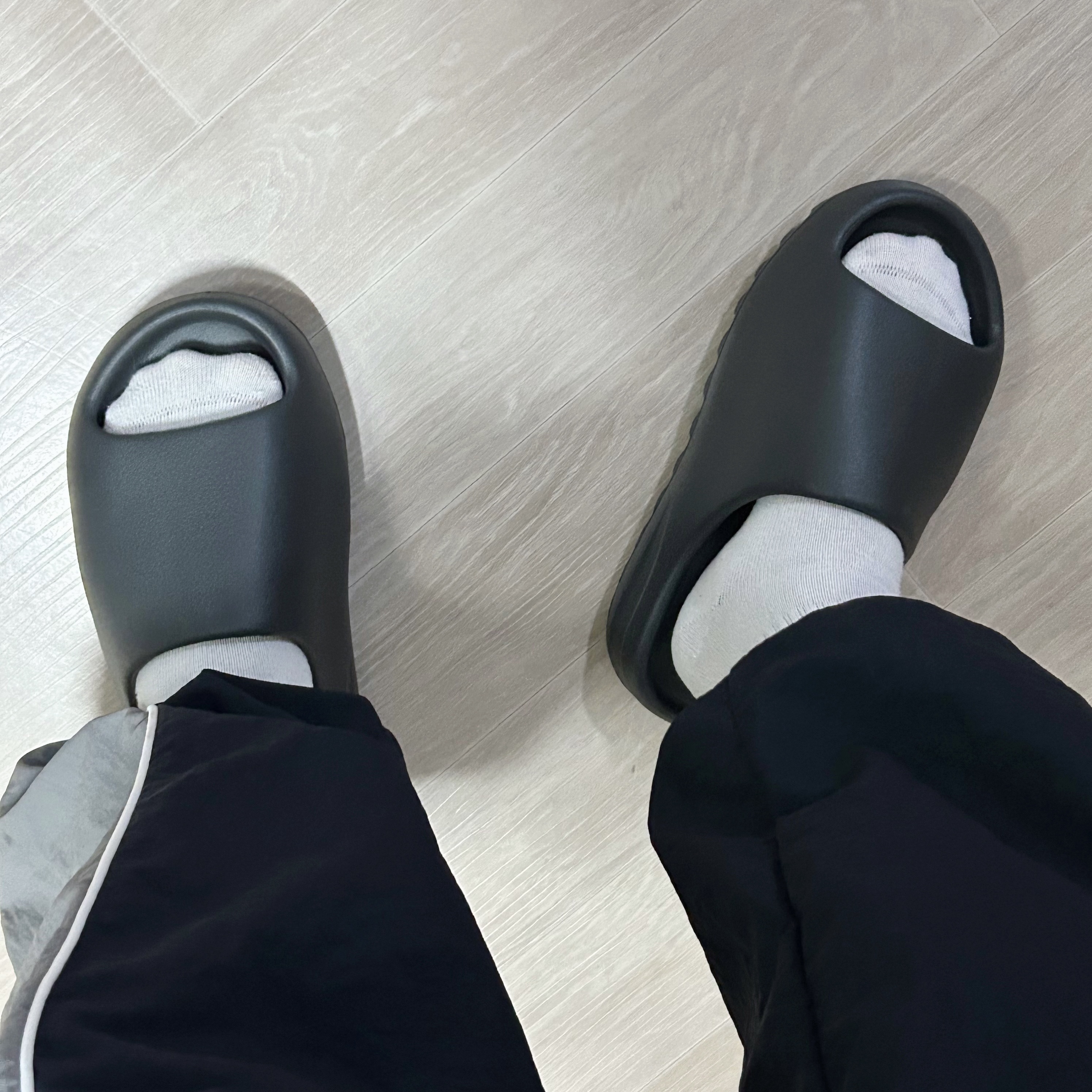 Adidas Yeezy Slide Onyx 착용 스타일