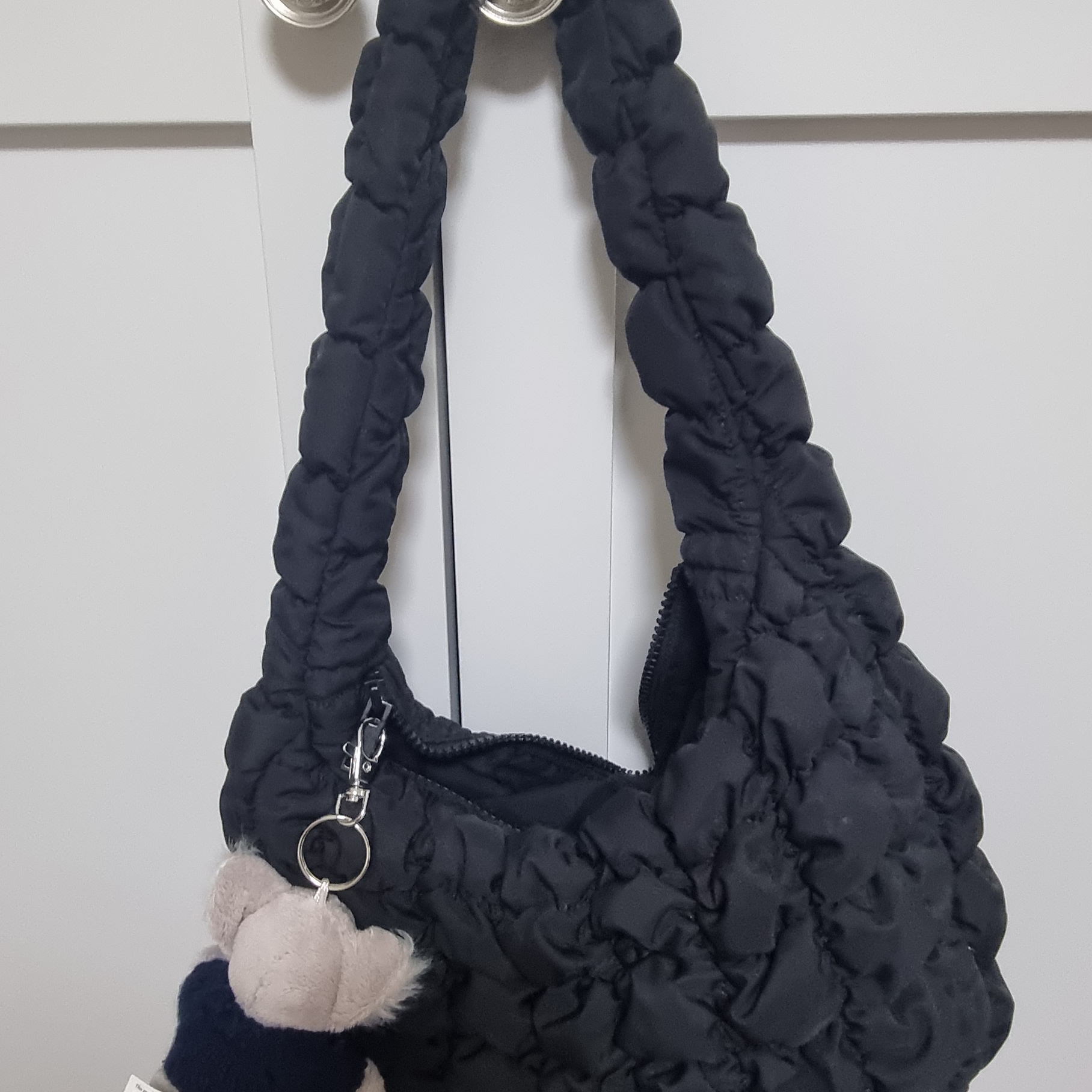 COS Quilted Mini Bag Black 착용 스타일 - 1
