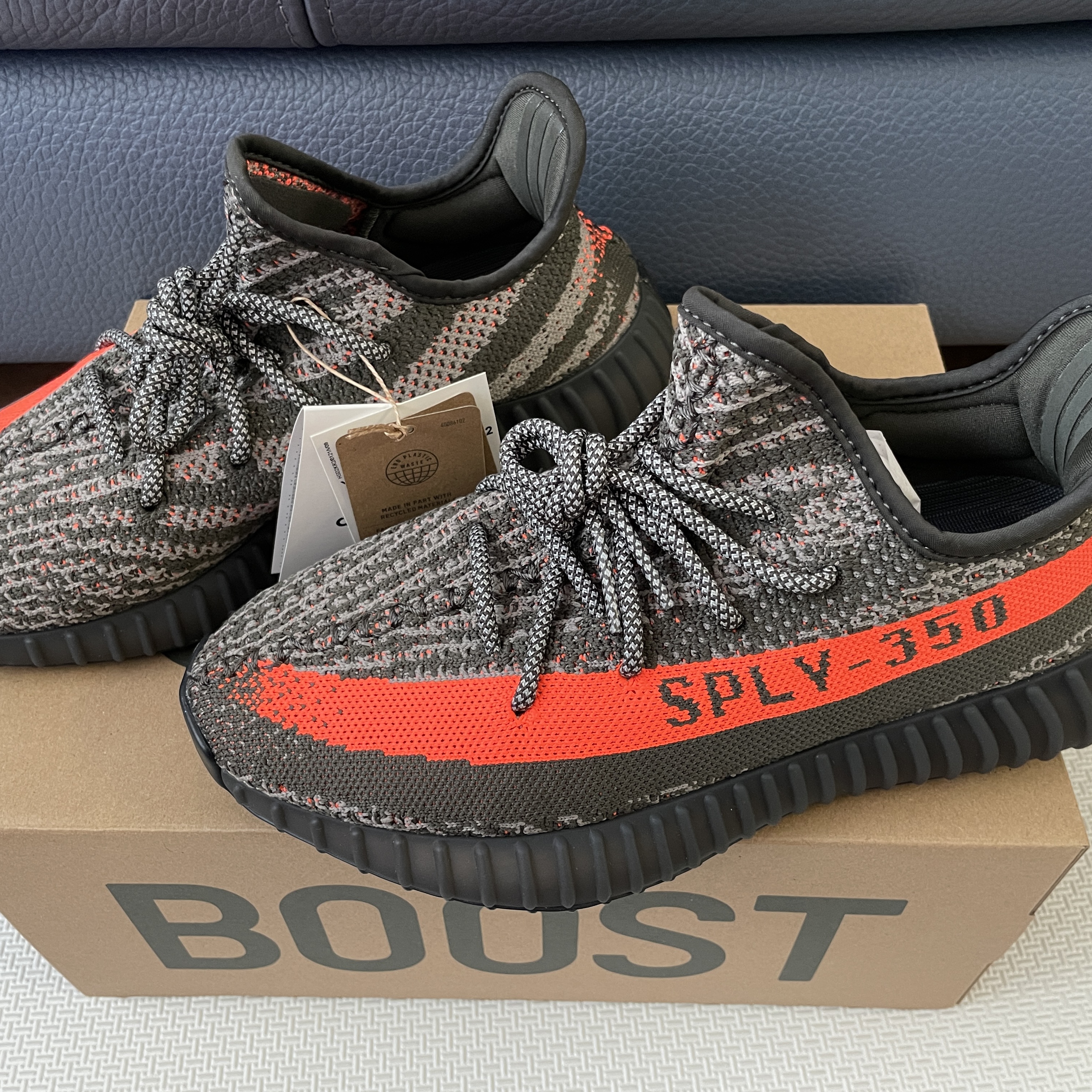 Adidas Yeezy Boost 350 V2 Carbon Beluga 착용 스타일