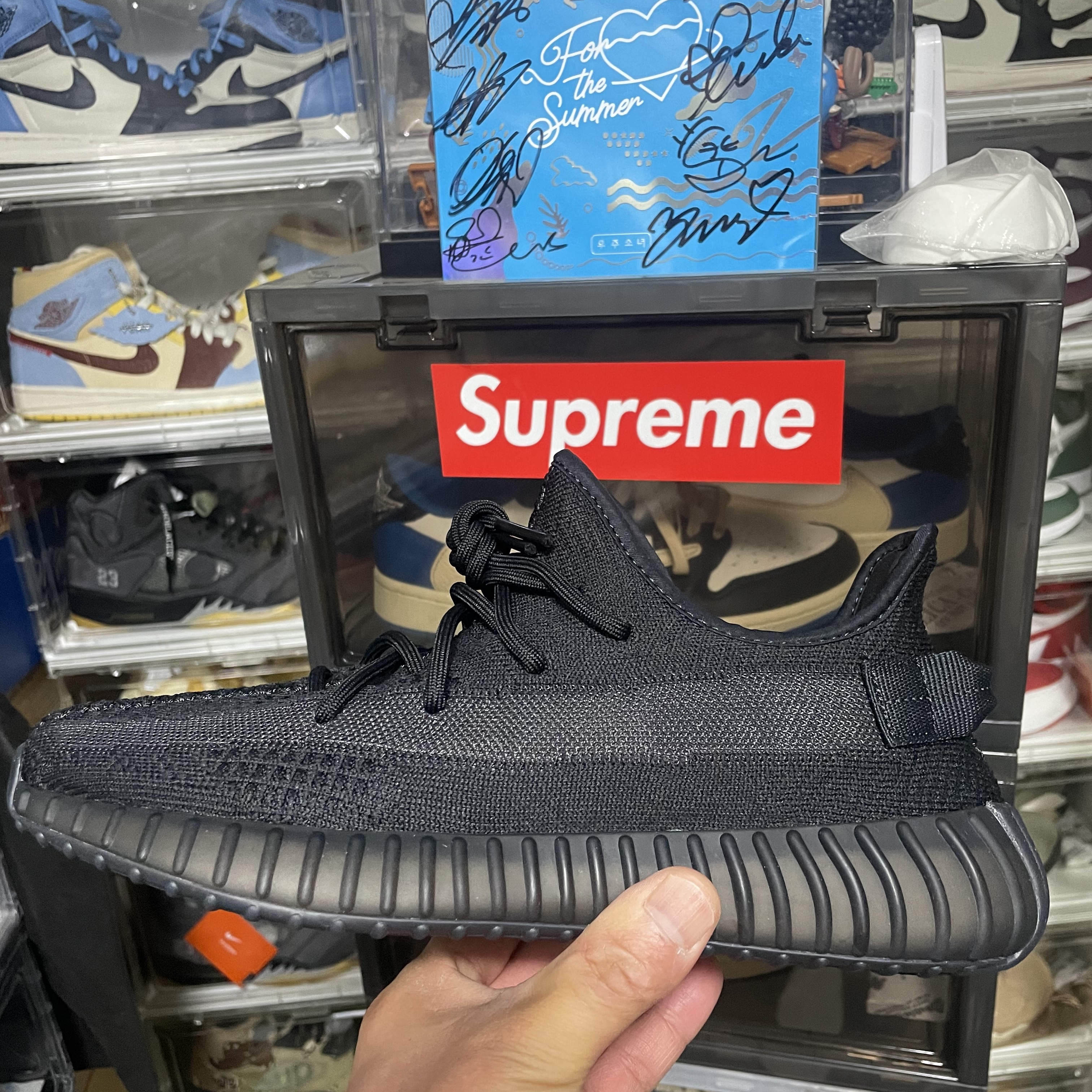 Adidas Yeezy Boost 350 V2 Onyx, Adidas Yeezy Boost 350 V2 Black Red 2017 착용 스타일 - 2