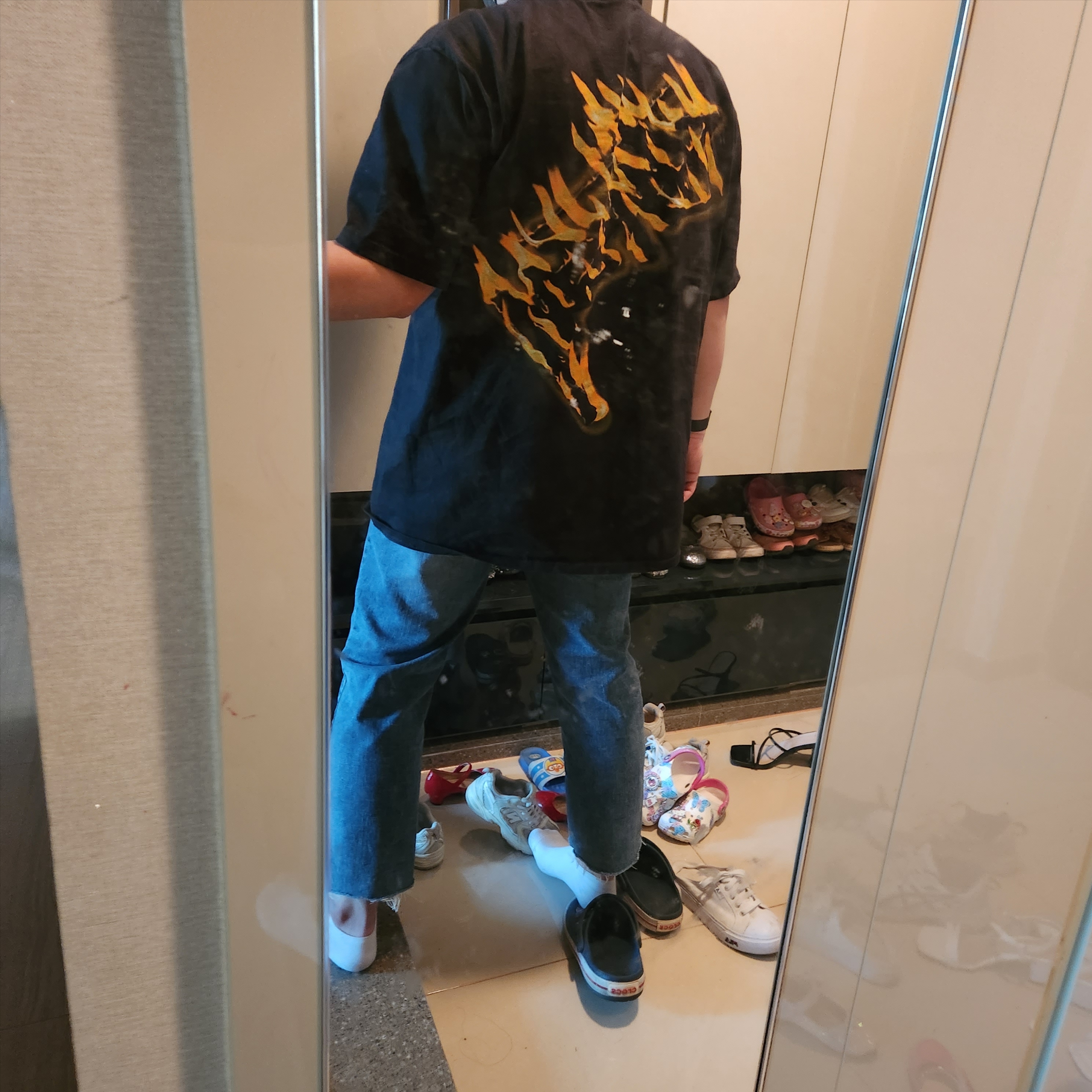 Stussy Burning Stock T-Shirt Black 착용 스타일