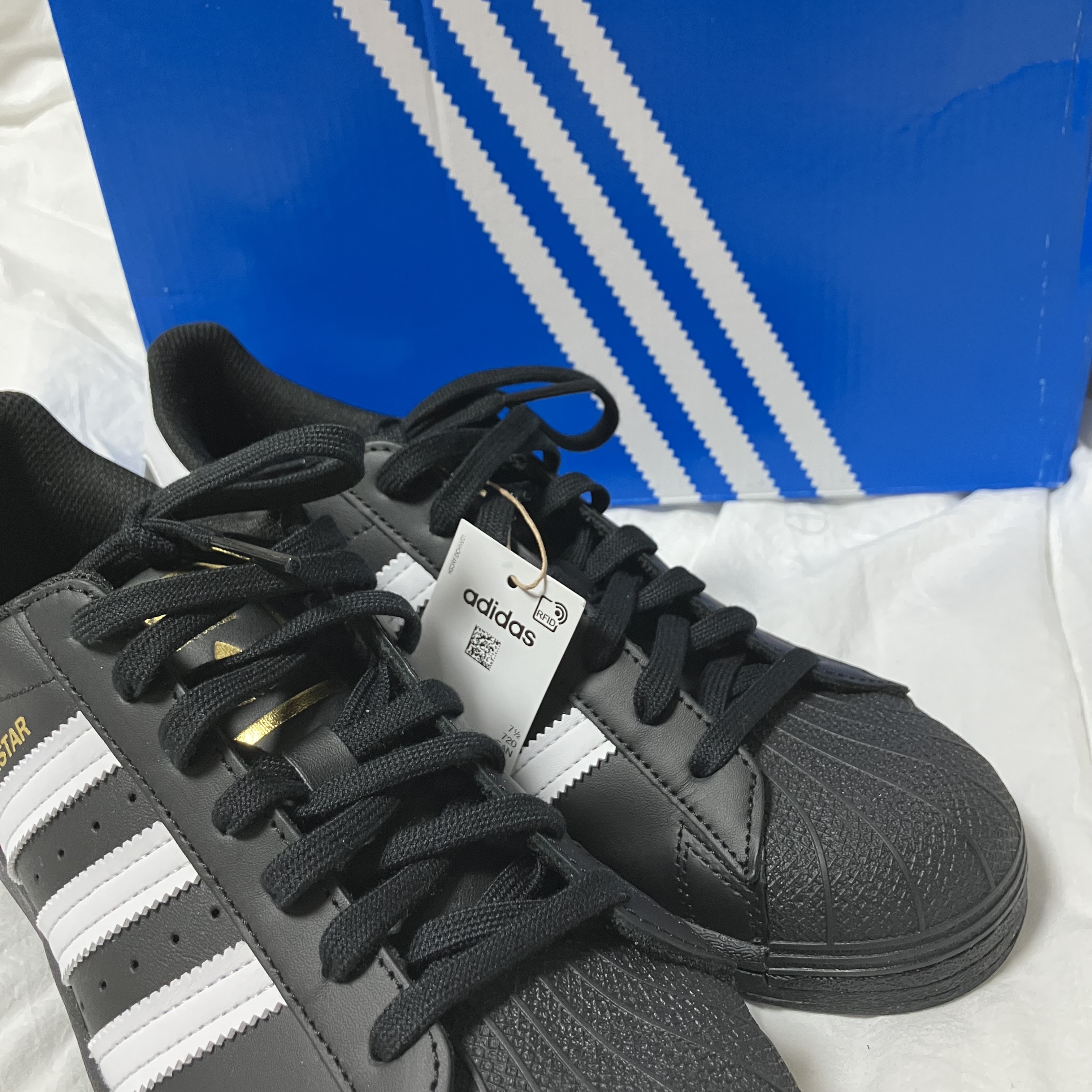 Adidas Superstar Core Black White 착용 스타일 - 2