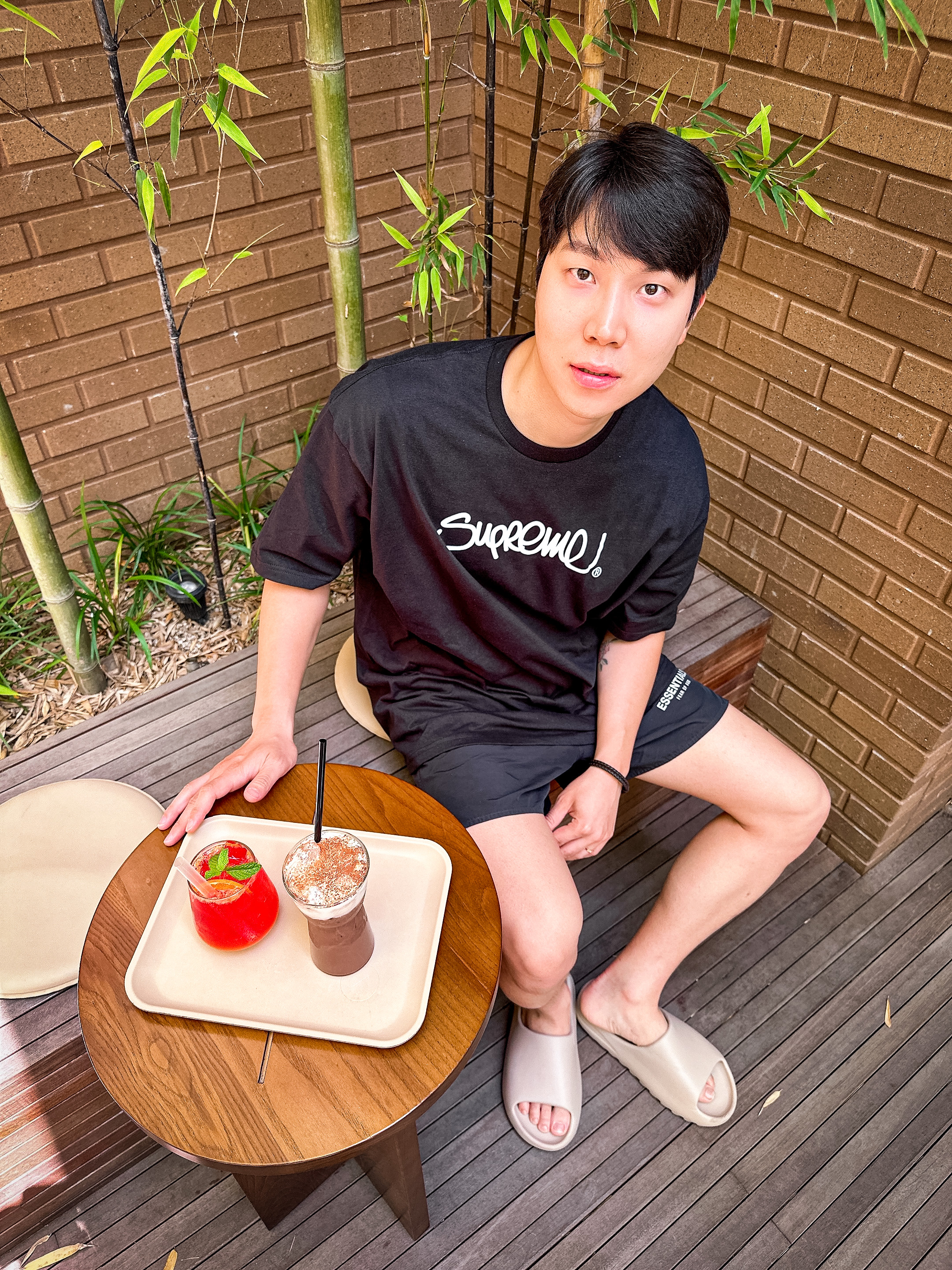 슈프림 핸드스타일 티셔츠 블랙 - 22SS 착용 스타일 - 1