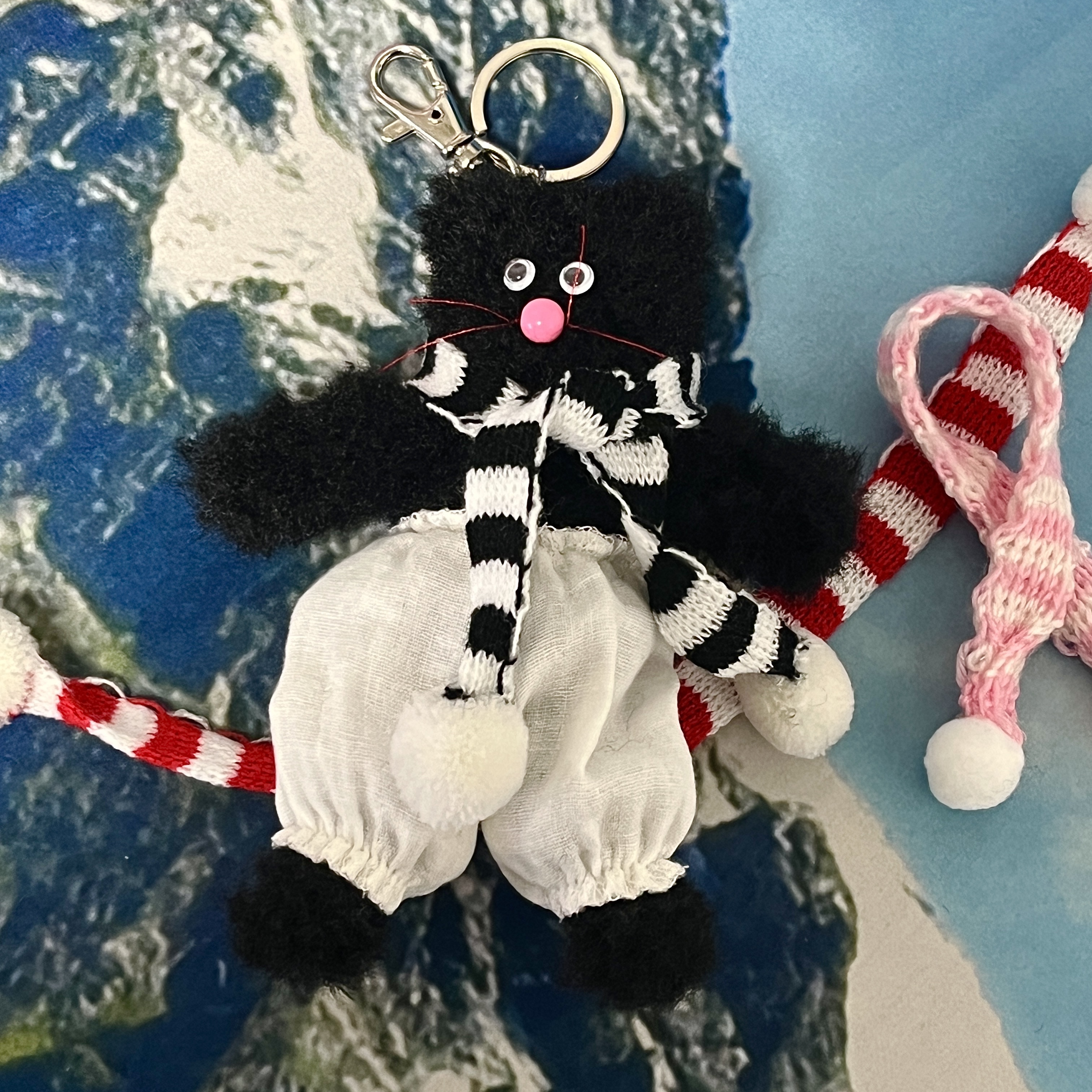 Monamhee Beulpingi Keyring with White Pants Black 착용 스타일 - 1
