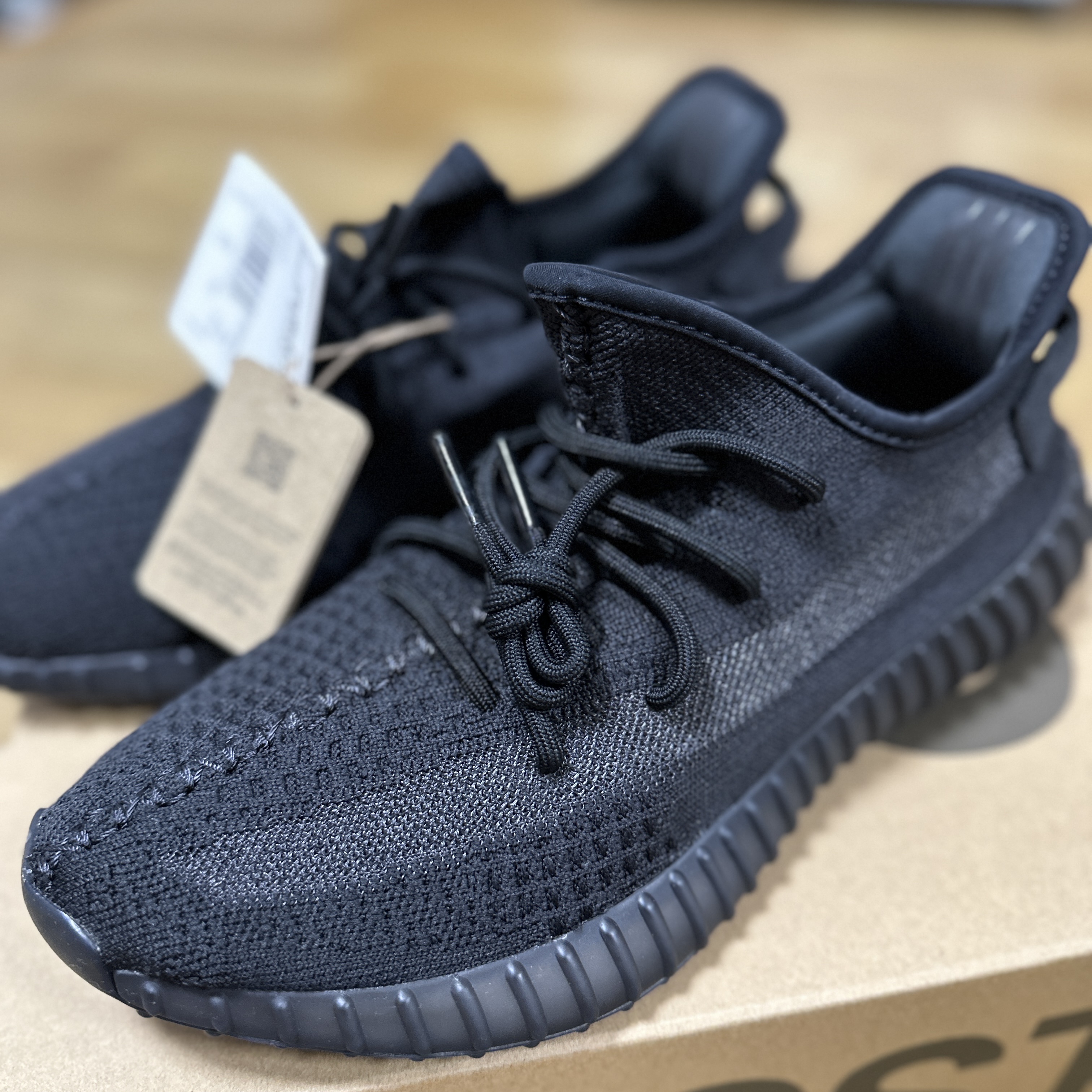 Adidas Yeezy Boost 350 V2 Onyx 착용 스타일 - 1