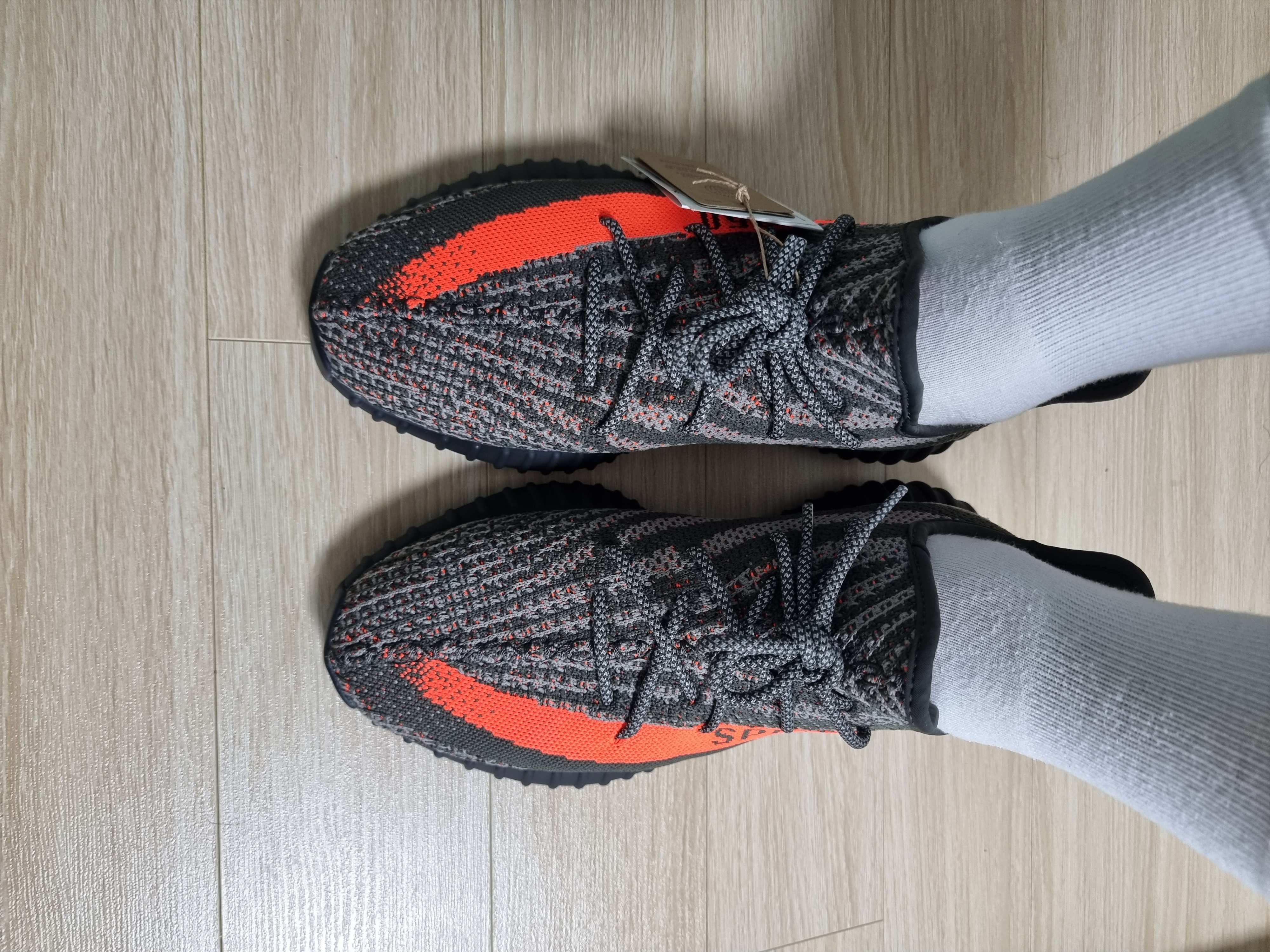 아디다스 이지 부스트 350 V2 카본 벨루가 착용 스타일 - 2